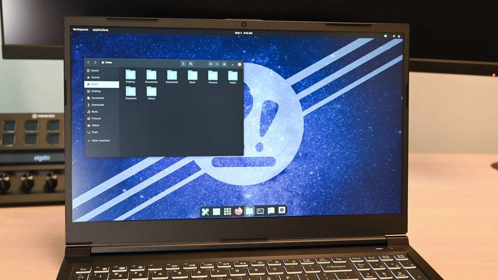 Giao diện trình quản lý tệp trên máy tính xách tay System76 Gazelle chạy Linux, cho thấy khả năng tương thích của các ứng dụng với Wayland hoặc Xwayland.