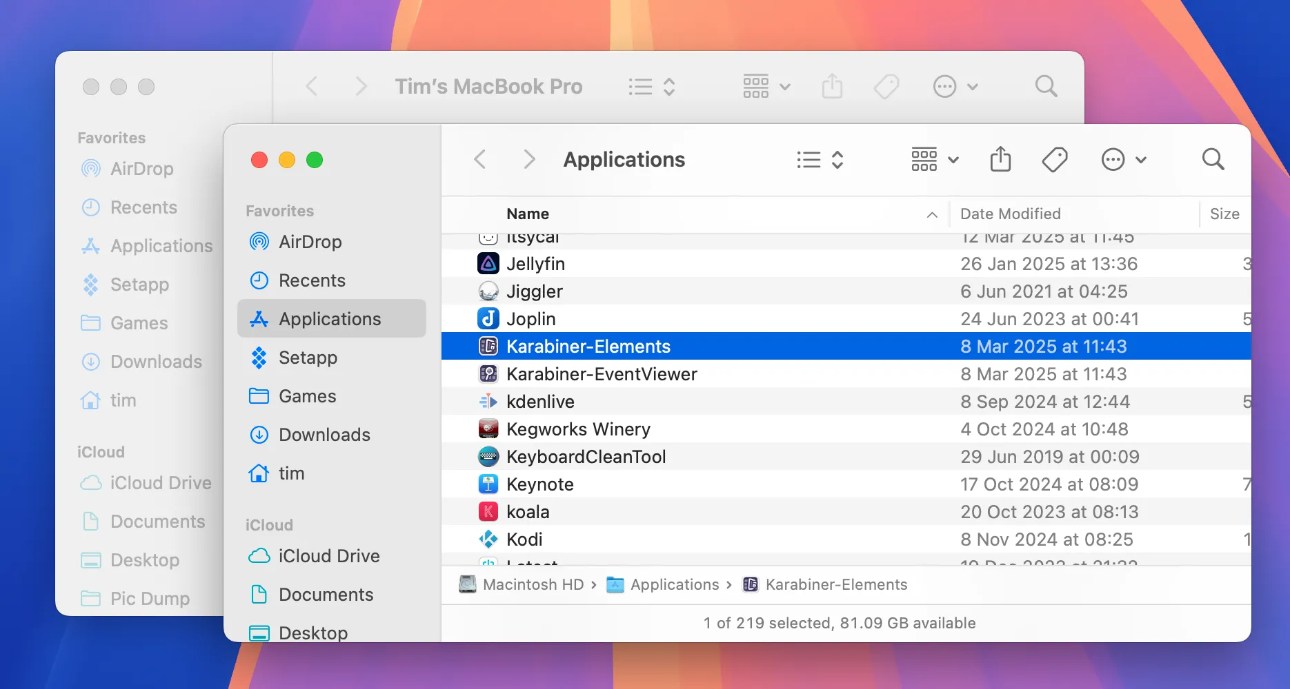 Hai cửa sổ Finder trên macOS được đặt cạnh nhau, minh họa khả năng chuyển đổi cửa sổ ứng dụng.