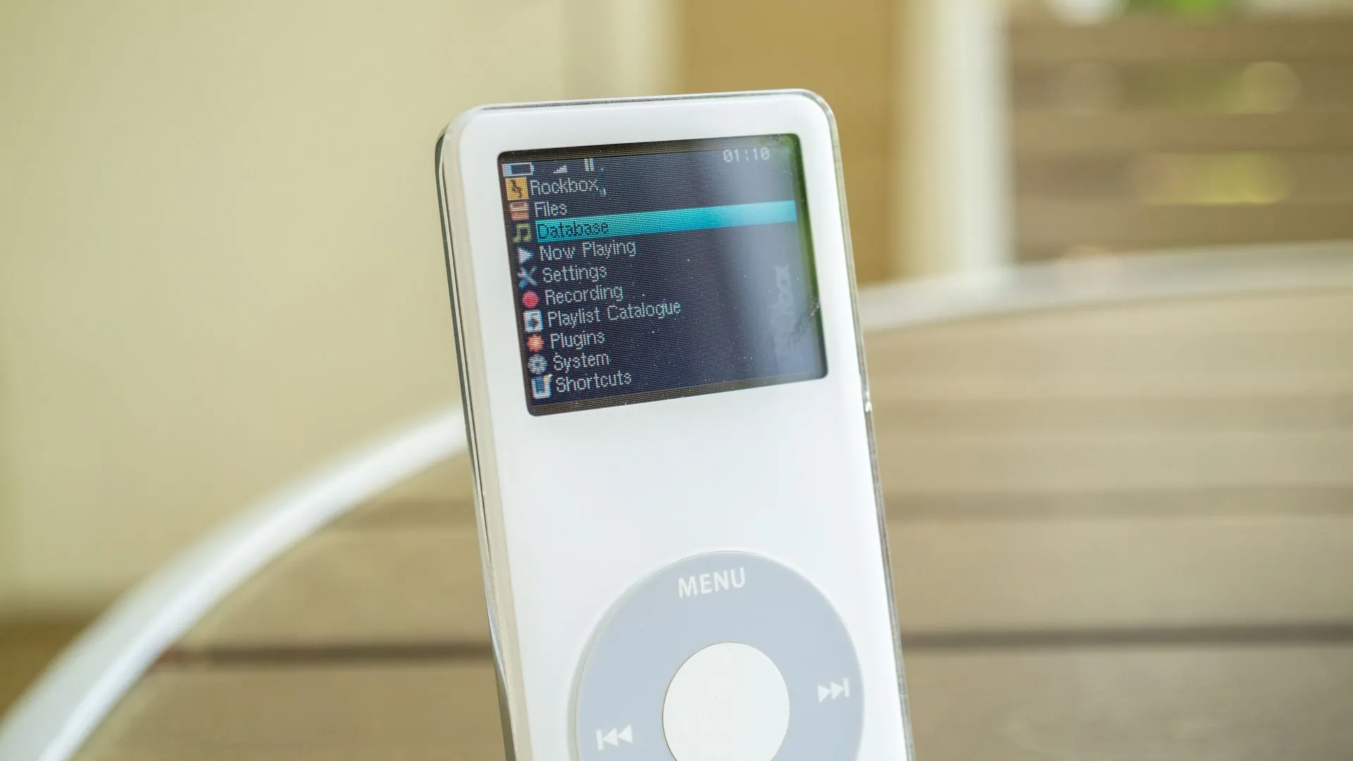 Hệ điều hành Rockbox chạy trên một chiếc iPod Nano, minh họa thiết bị nghe nhạc huyền thoại và loa dock của nó