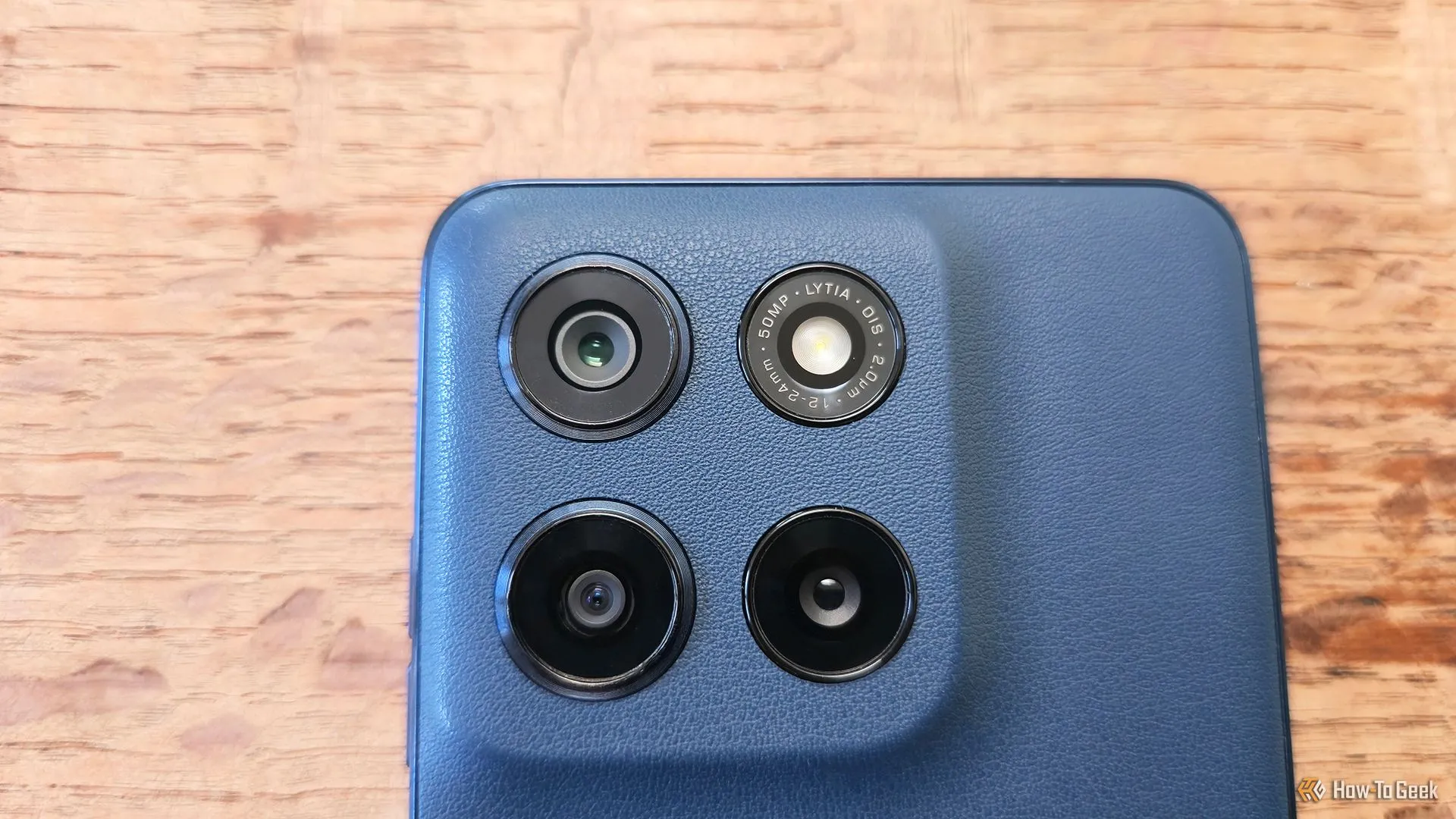 Hệ thống camera kép phía sau của Motorola Moto G Stylus (2025) với cảm biến chính 50MP, thể hiện khả năng chụp ảnh tốt trong tầm giá.