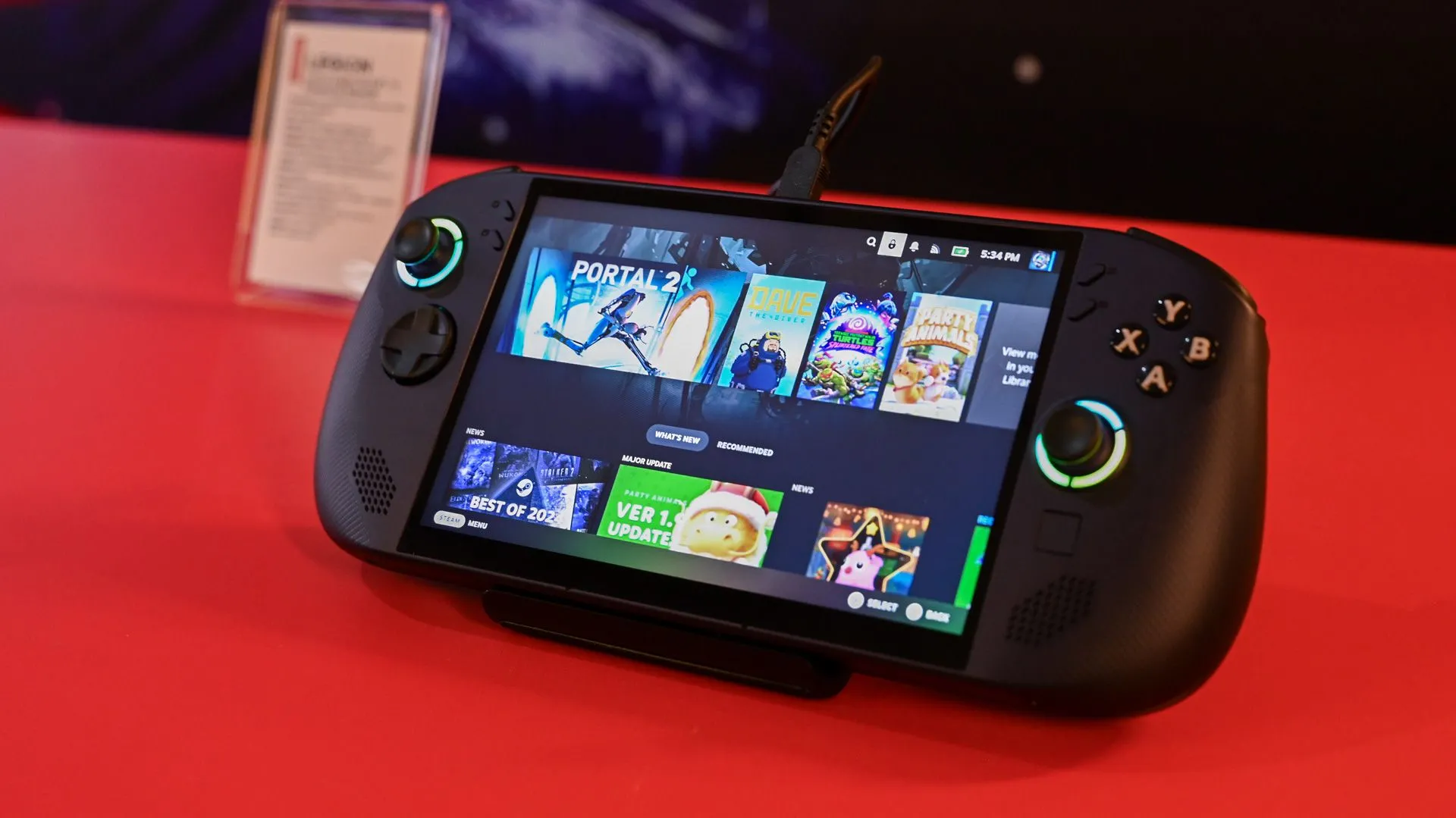 Hình ảnh Lenovo Legion Go S chạy SteamOS tại CES 2025, minh chứng cho sự đa dạng thị trường máy chơi game cầm tay.