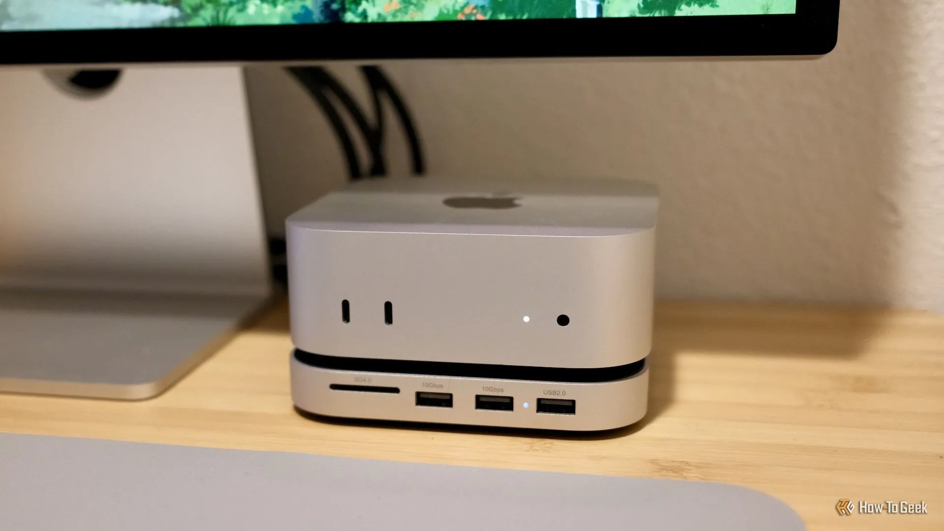 Hub Satechi Mac Mini M4 Stand &amp; Hub tích hợp hoàn hảo dưới Mac Mini M4 và màn hình Studio Display