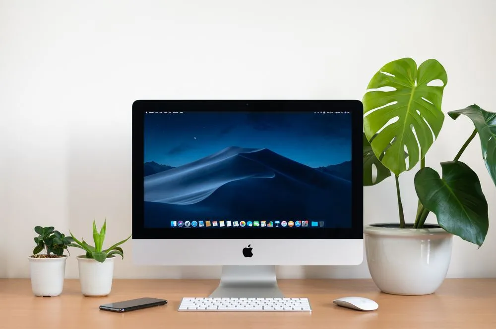 iMac trên một bàn làm việc gọn gàng
