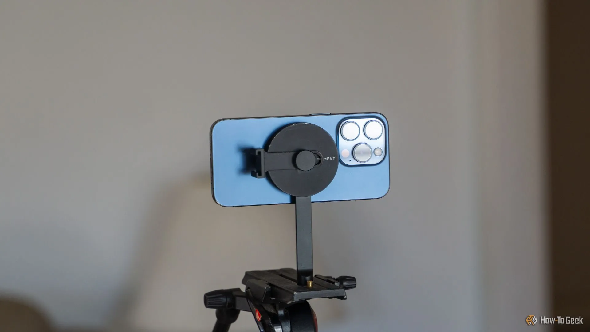 iPhone 15 Pro gắn ngang trên giá đỡ tripod MagSafe Moment, thuận tiện cho chụp ảnh phong cảnh hoặc nhóm đông.