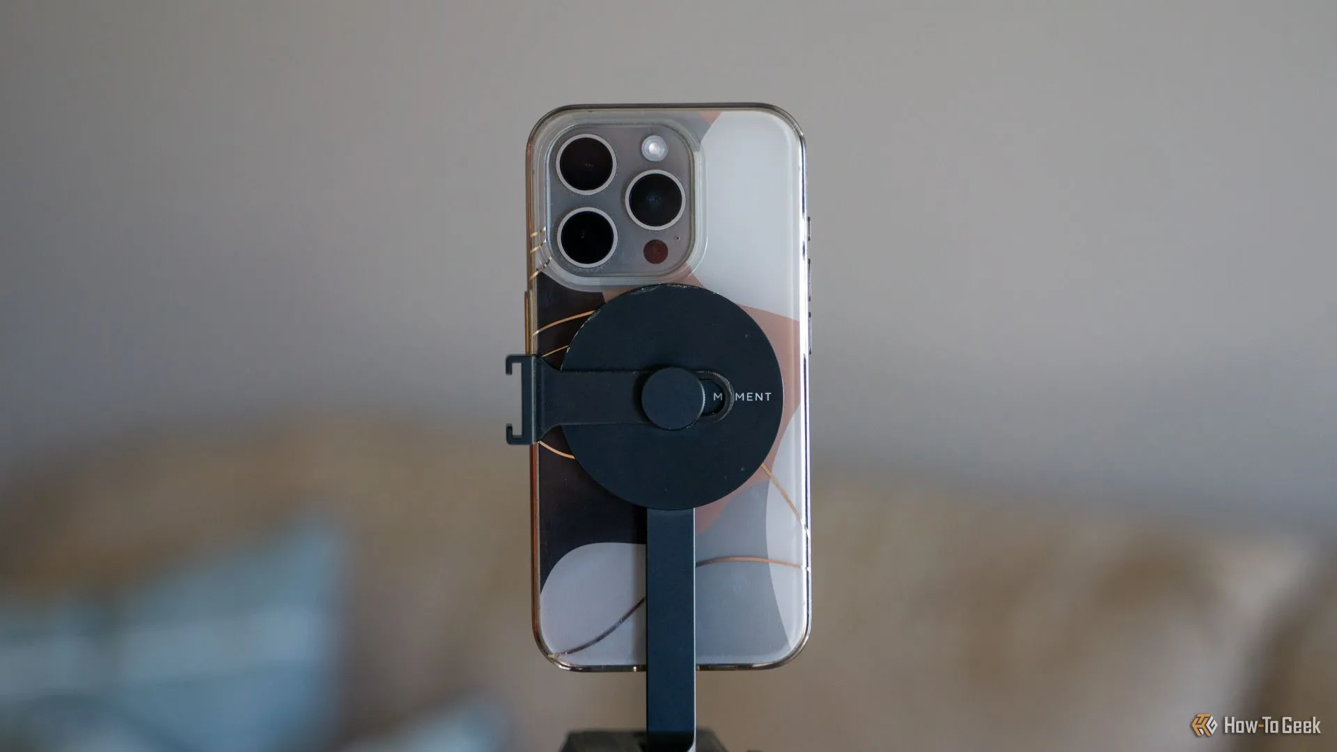 iPhone có ốp lưng MagSafe được gắn chắc chắn vào giá đỡ tripod MagSafe Moment, thể hiện khả năng tương thích với nhiều loại ốp.