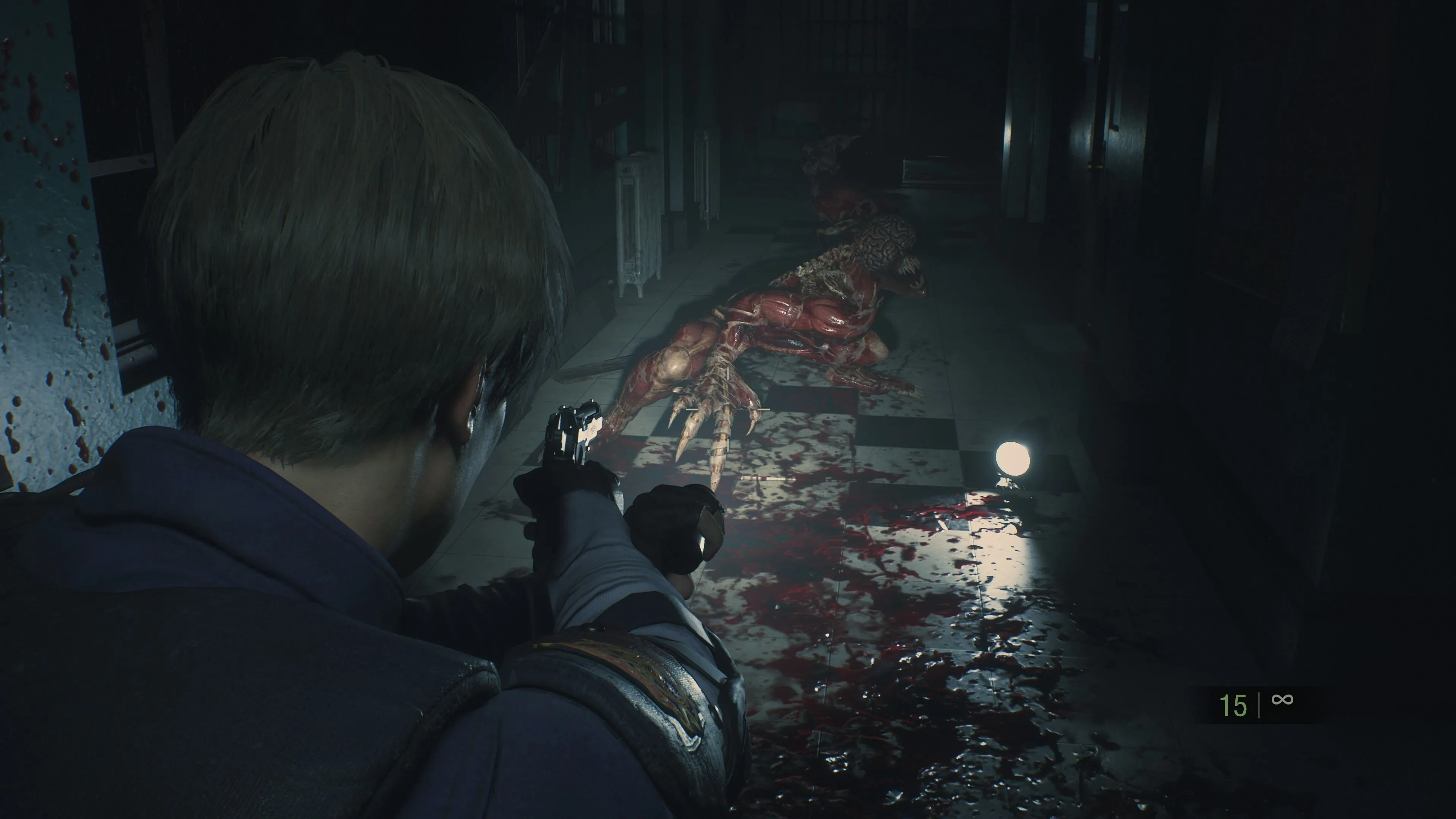 Kẻ địch Licker chuẩn bị tấn công Leon trong Resident Evil 2 Remake, biểu tượng cho thử thách và sự lặp lại.