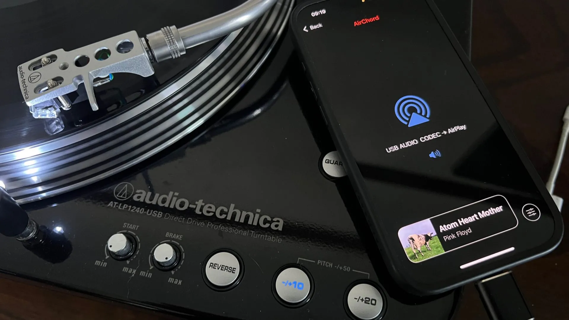 Kết nối iPhone với turntable qua cáp USB và ứng dụng AirChord để phát nhạc lên loa AirPlay
