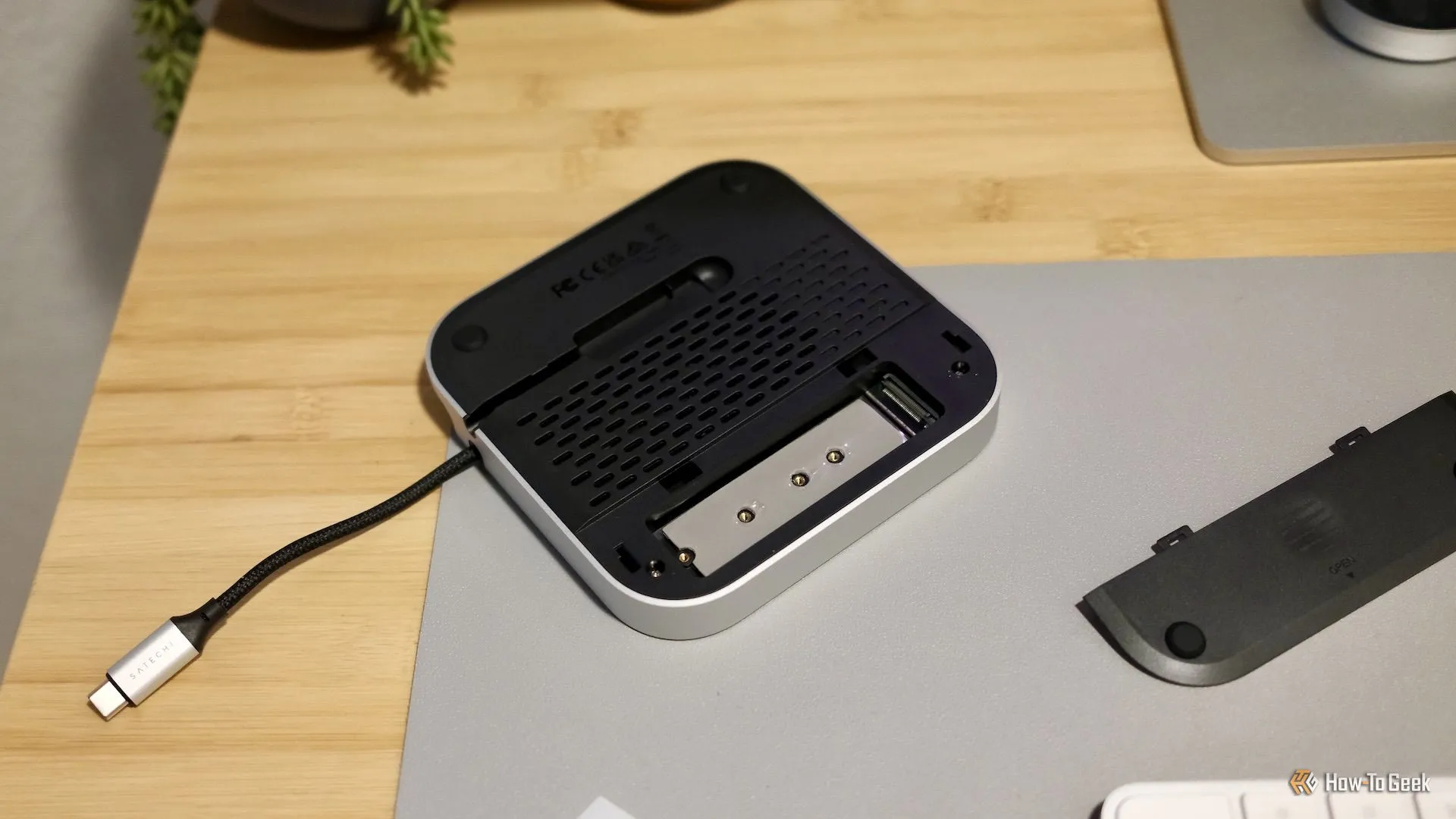 Khe cắm SSD NVMe ẩn dưới Hub Satechi Mac Mini M4 Stand &amp; Hub