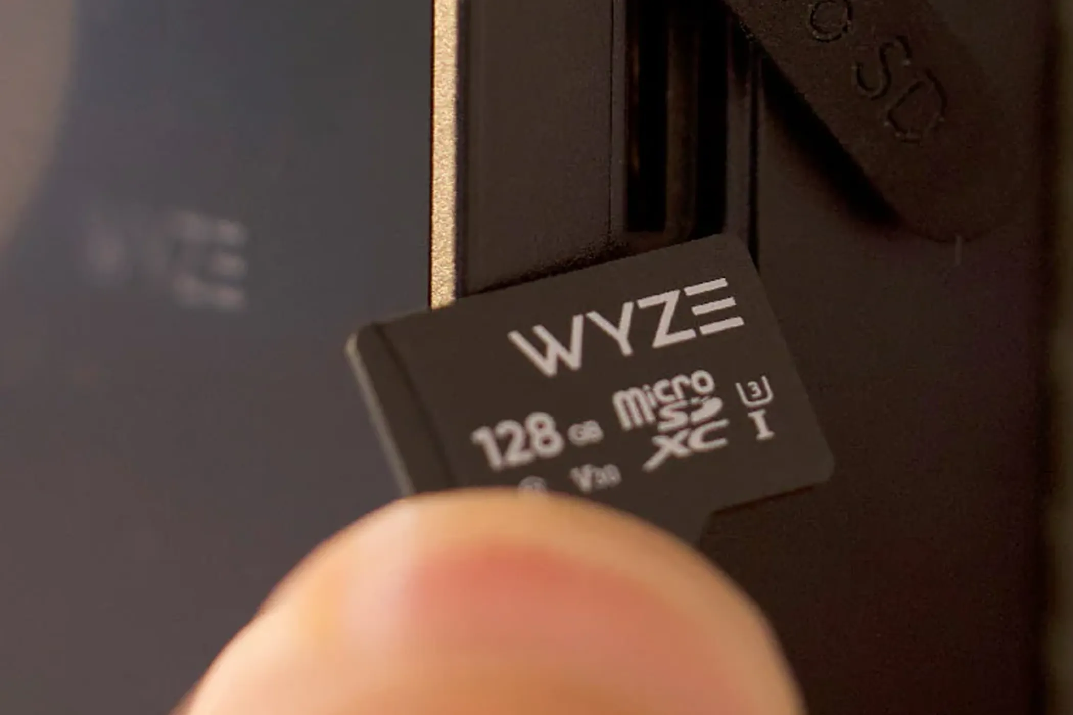 Khe cắm thẻ nhớ microSD trên chuông cửa video Wyze cho phép ghi hình cục bộ