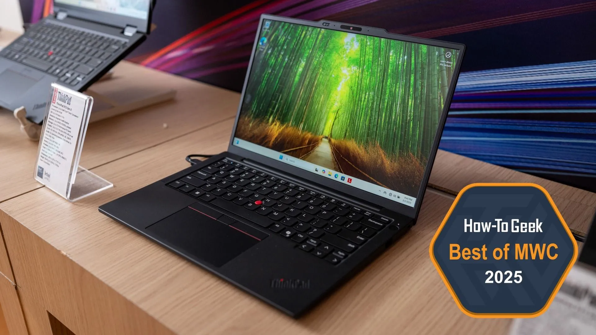 Laptop doanh nhân Lenovo ThinkPad X13 Gen 6 trên bàn làm việc.