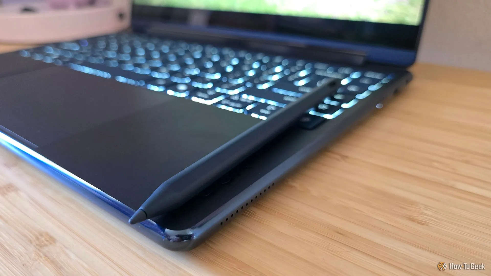 Laptop Lenovo Yoga 9i 2-in-1 Gen 10 Aura Edition cùng bút cảm ứng Yoga Pen đi kèm