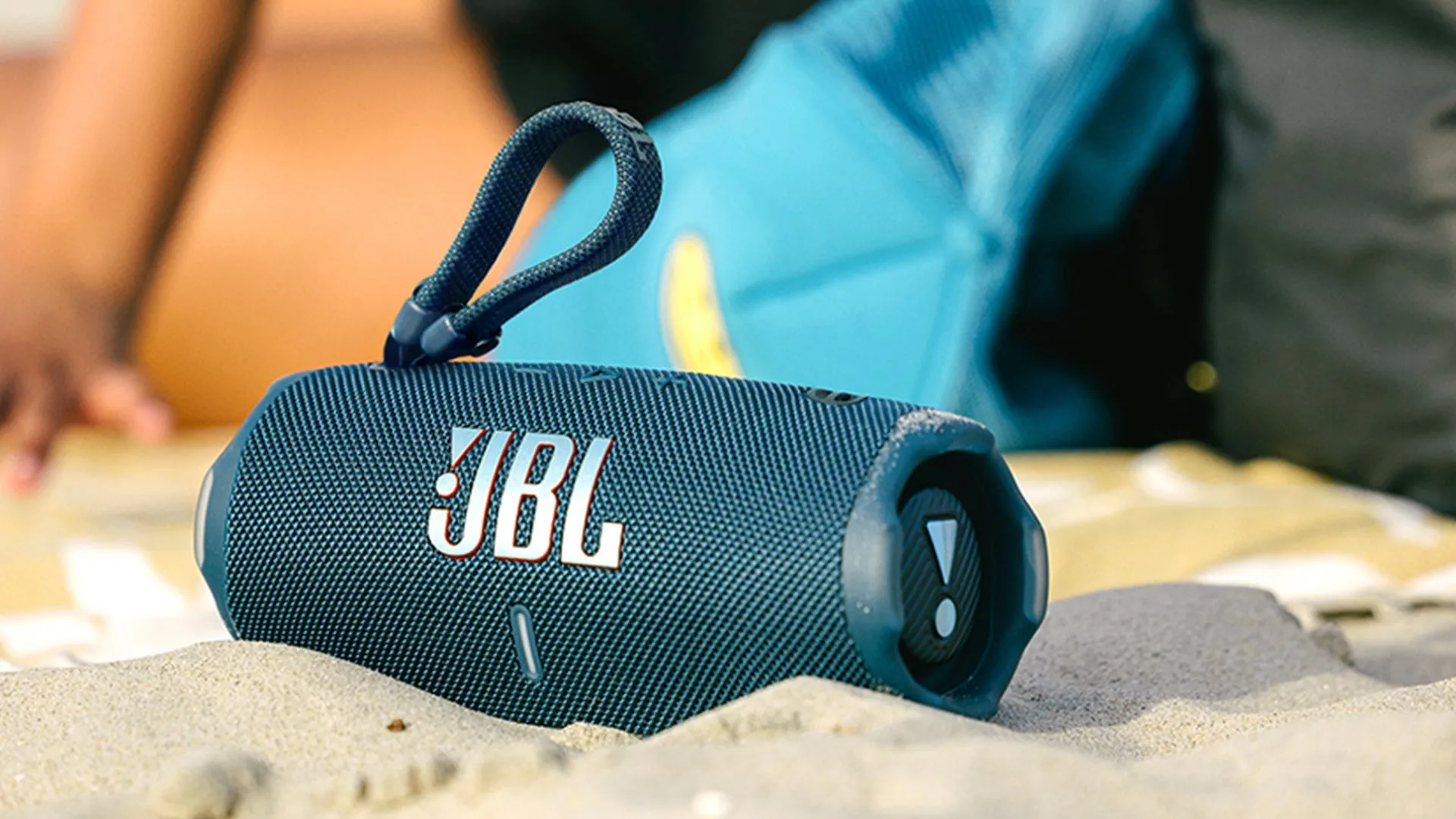 Loa JBL Charge 6 trên cát