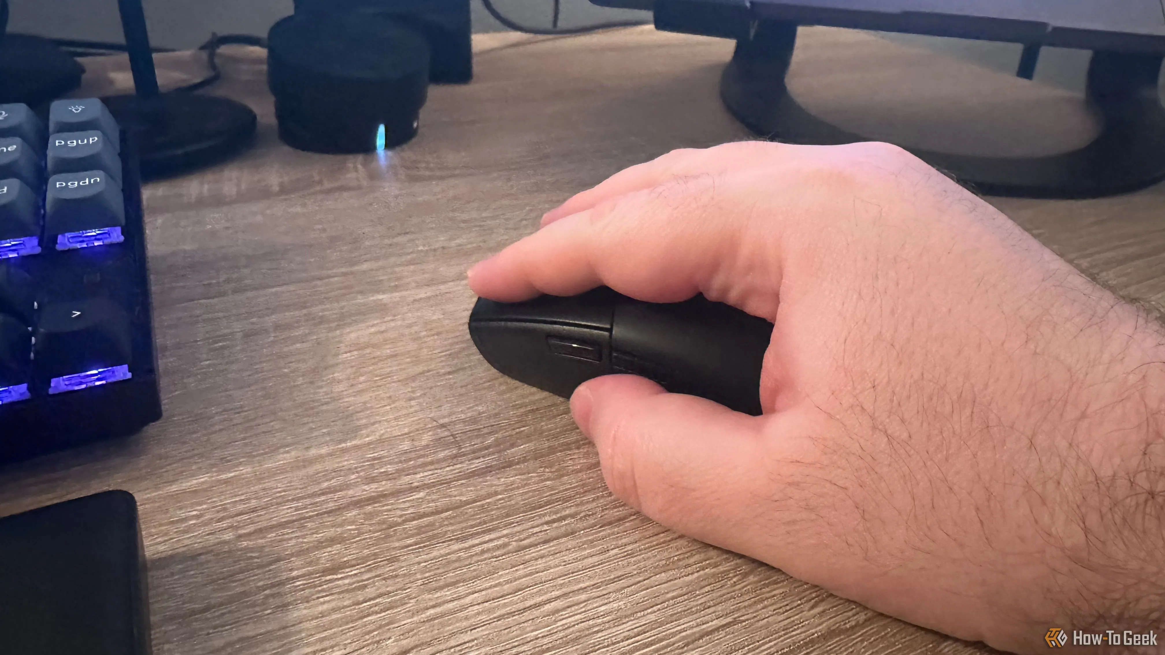 Logitech G305 trong tay người dùng - minh họa kích thước nhỏ gọn
