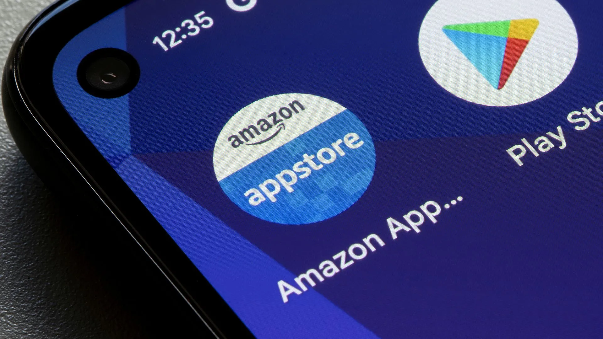 Logo của Amazon Appstore hiển thị trên màn hình điện thoại Android.