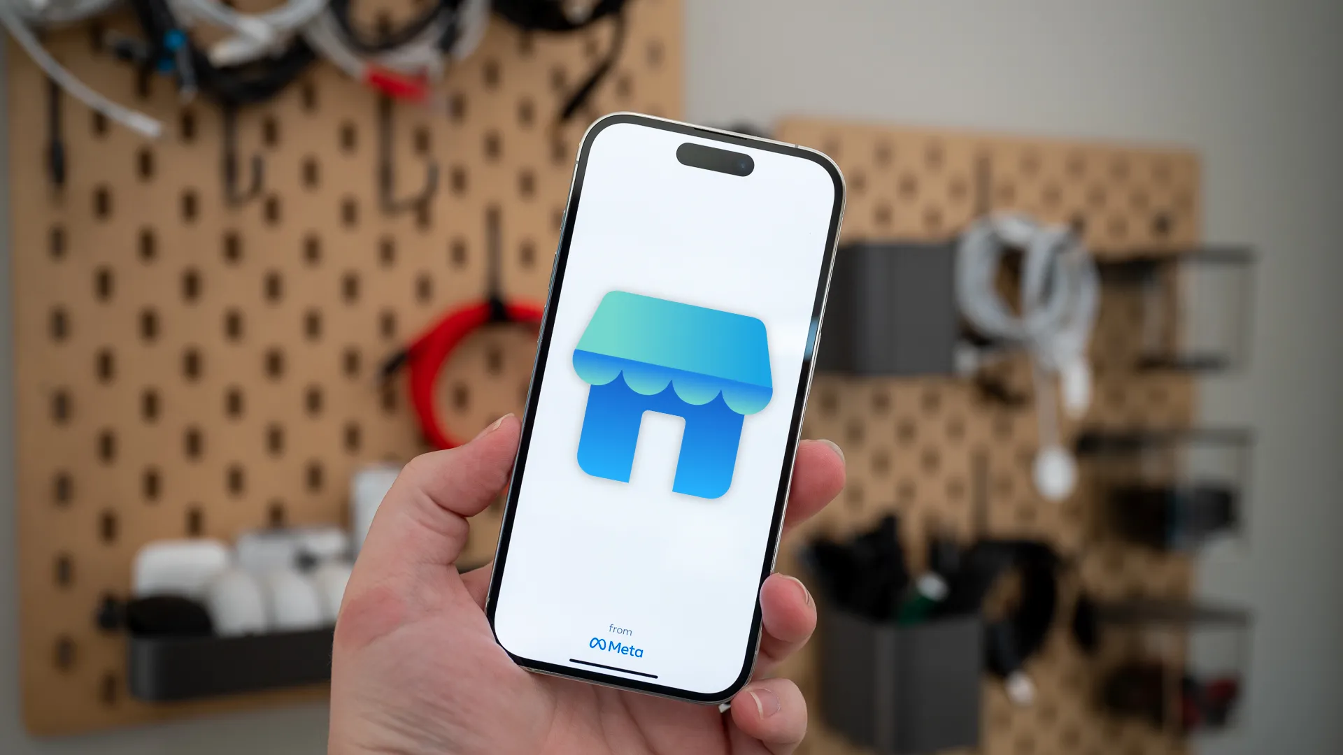 Logo Facebook Marketplace trên màn hình điện thoại, đại diện cho nền tảng mua bán card đồ họa cũ phổ biến.