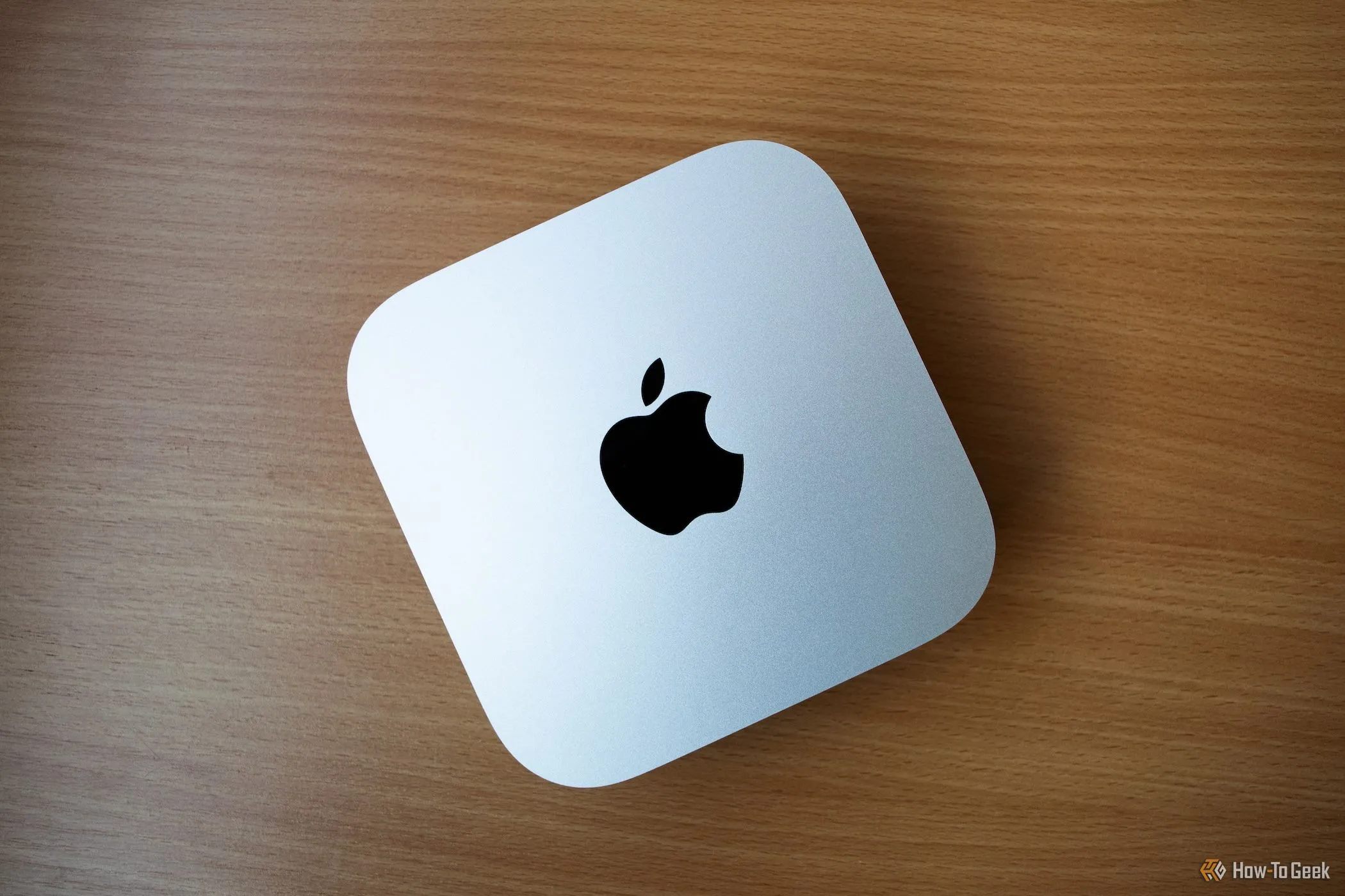 Mac Mini M4 thế hệ mới đặt trên bàn gỗ.