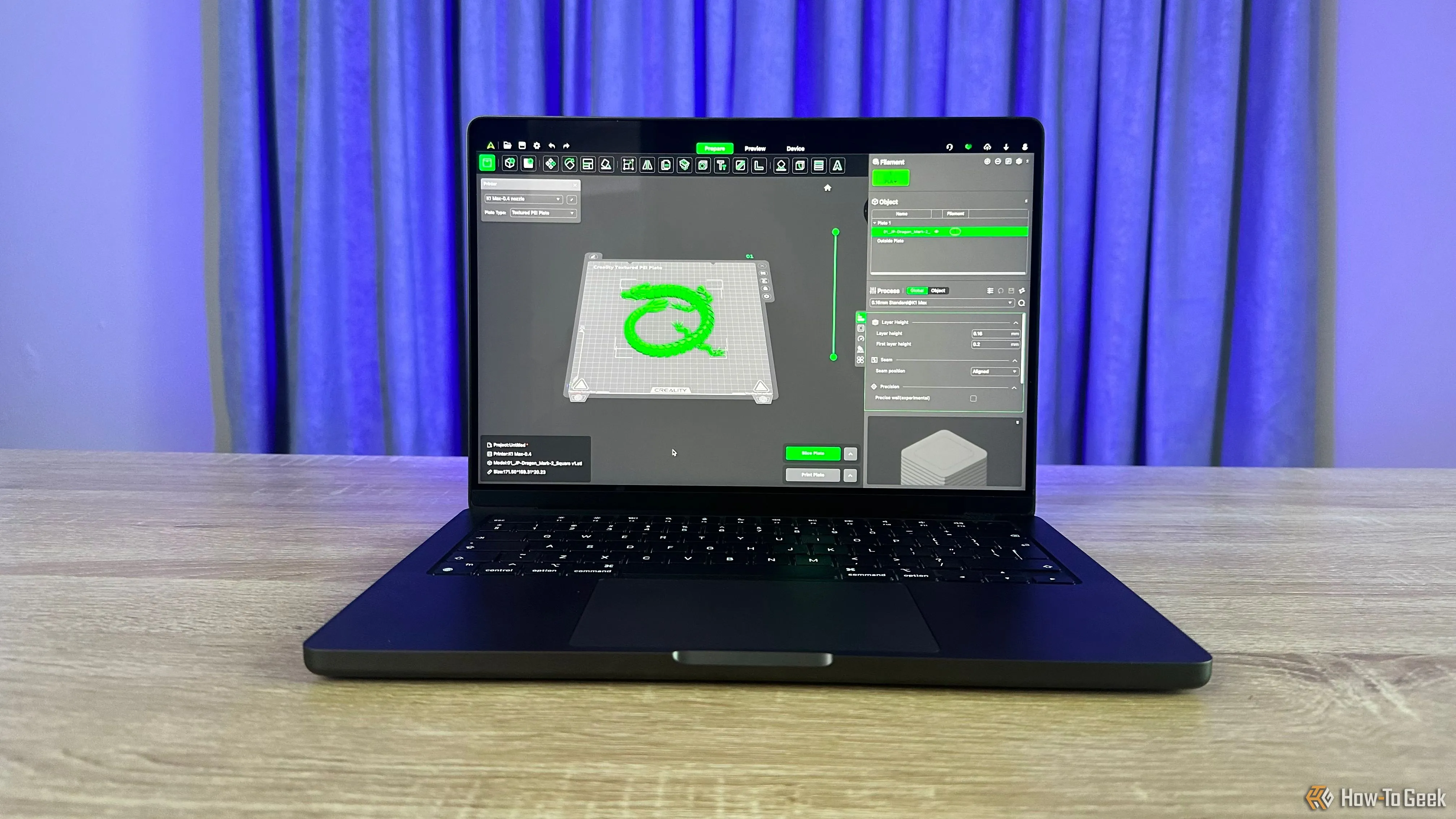 MacBook Pro M4 với ứng dụng in 3D đang hiển thị trên màn hình, đặt trên bàn làm việc trong môi trường đủ ánh sáng.
