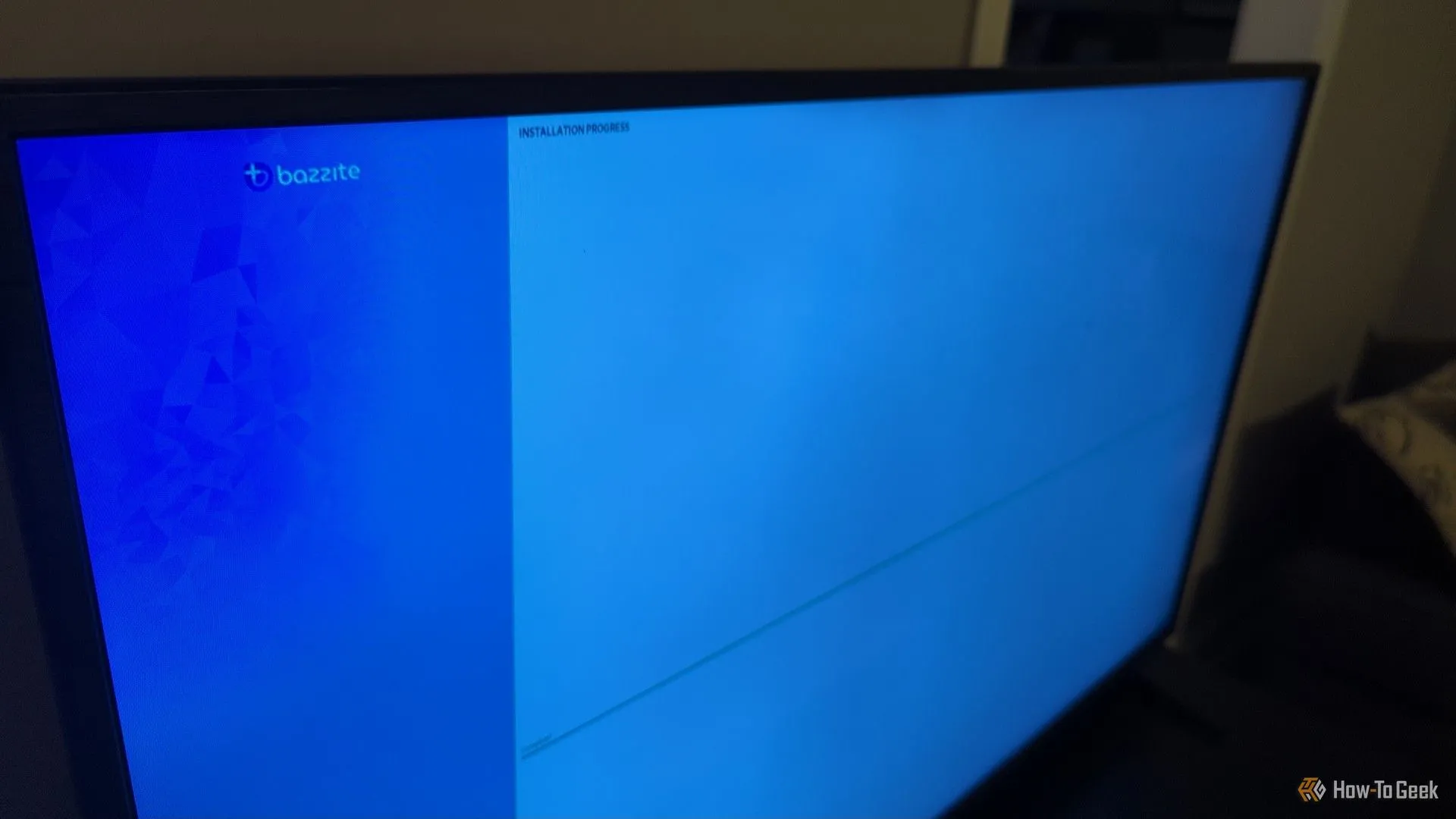 Màn hình cài đặt Bazzite OS trên TV phòng khách, thể hiện giao diện người dùng lớn