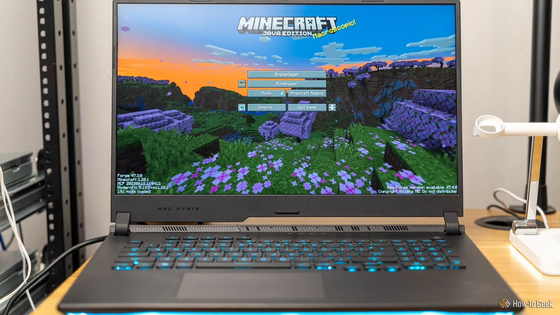 Màn hình chính của game Minecraft hiển thị trên một chiếc laptop, thể hiện sự linh hoạt khi chơi cùng bạn bè qua server riêng.