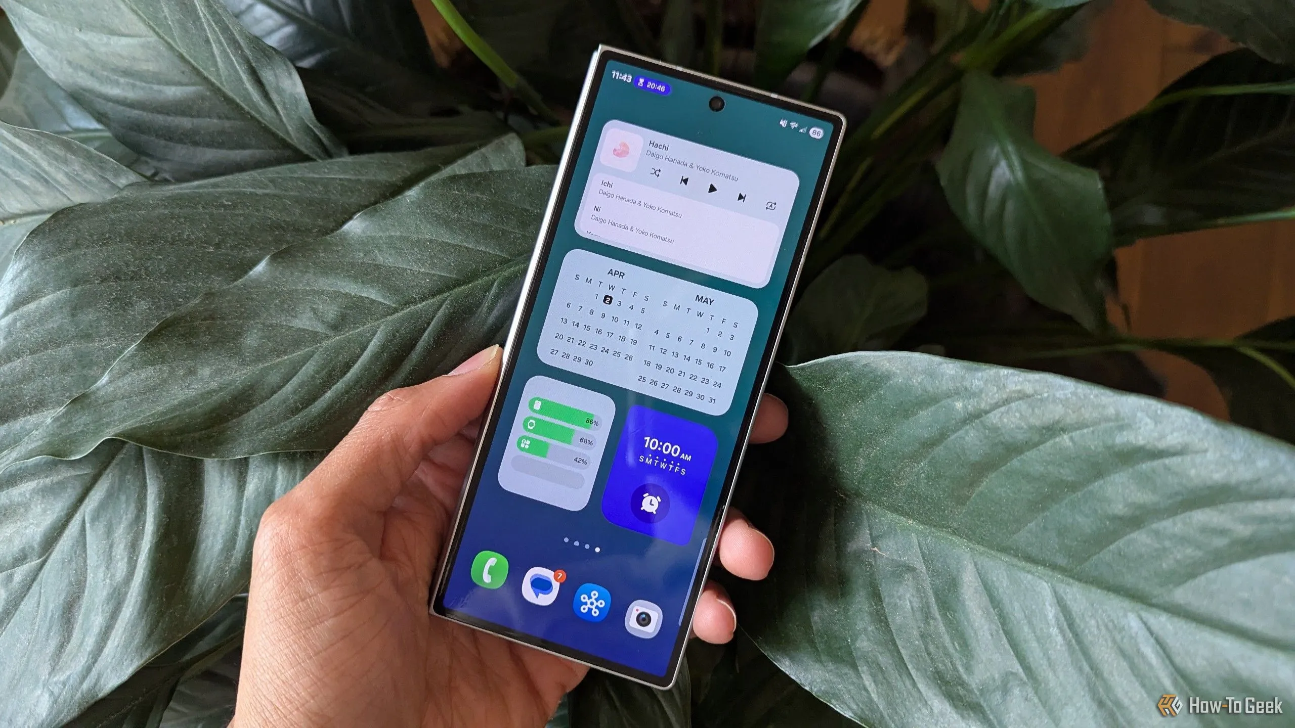 Màn hình chính Samsung Galaxy Z Fold 6 hiển thị giao diện One UI 7 với các widget được sắp xếp khoa học, thể hiện khả năng tùy biến nâng cao.
