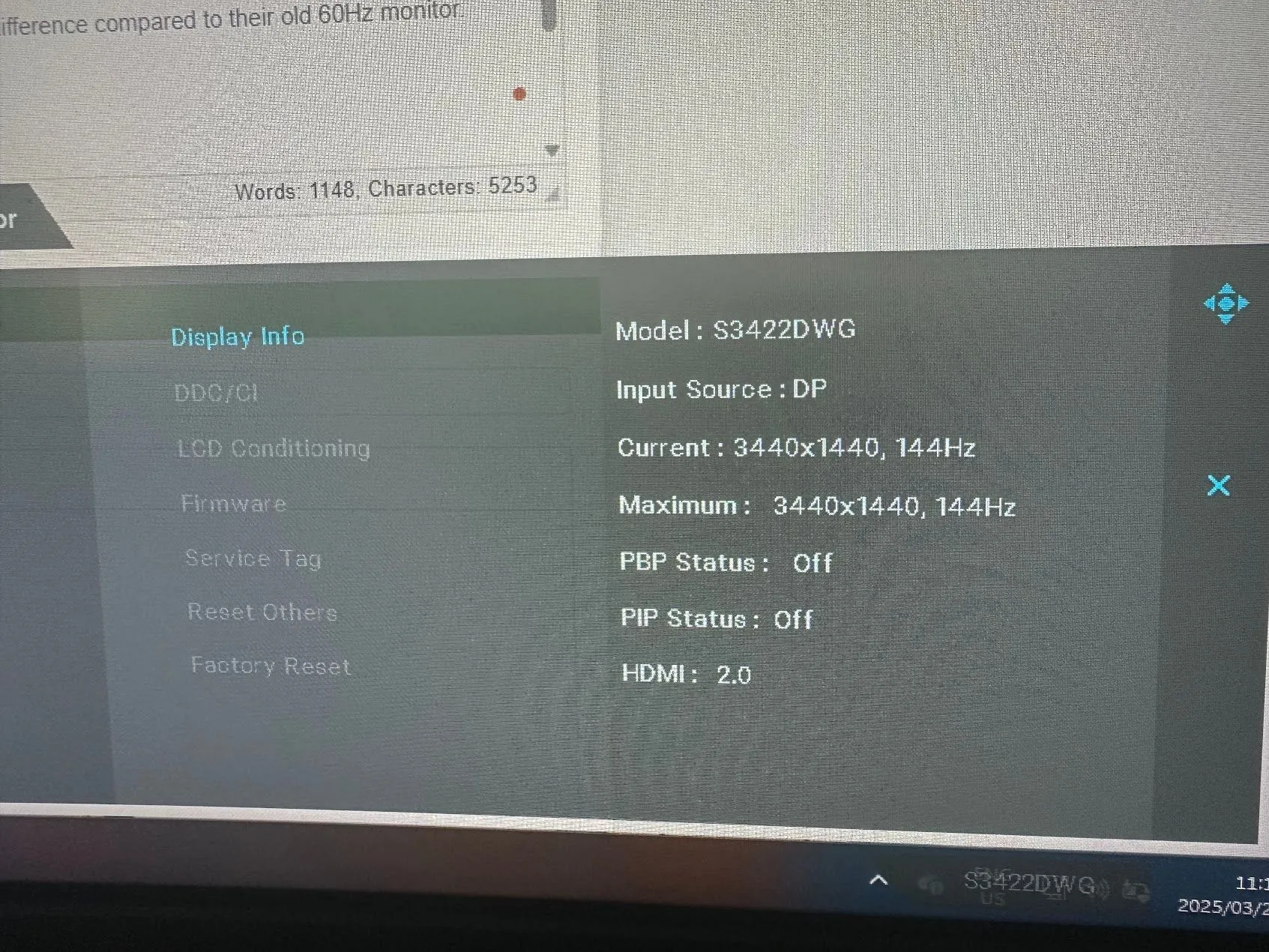 Màn hình Dell Ultrawide hiển thị thông tin về độ phân giải và tần số quét hiện tại.