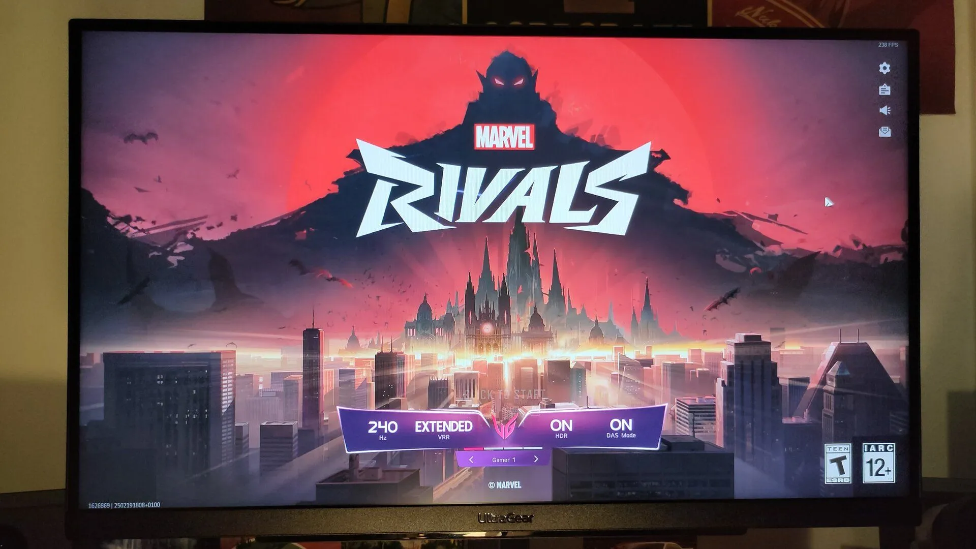 Màn hình gaming LG UltraGear 240Hz hiển thị giao diện game, cùng với lót chuột SteelSeries QcK Performance Speed XL
