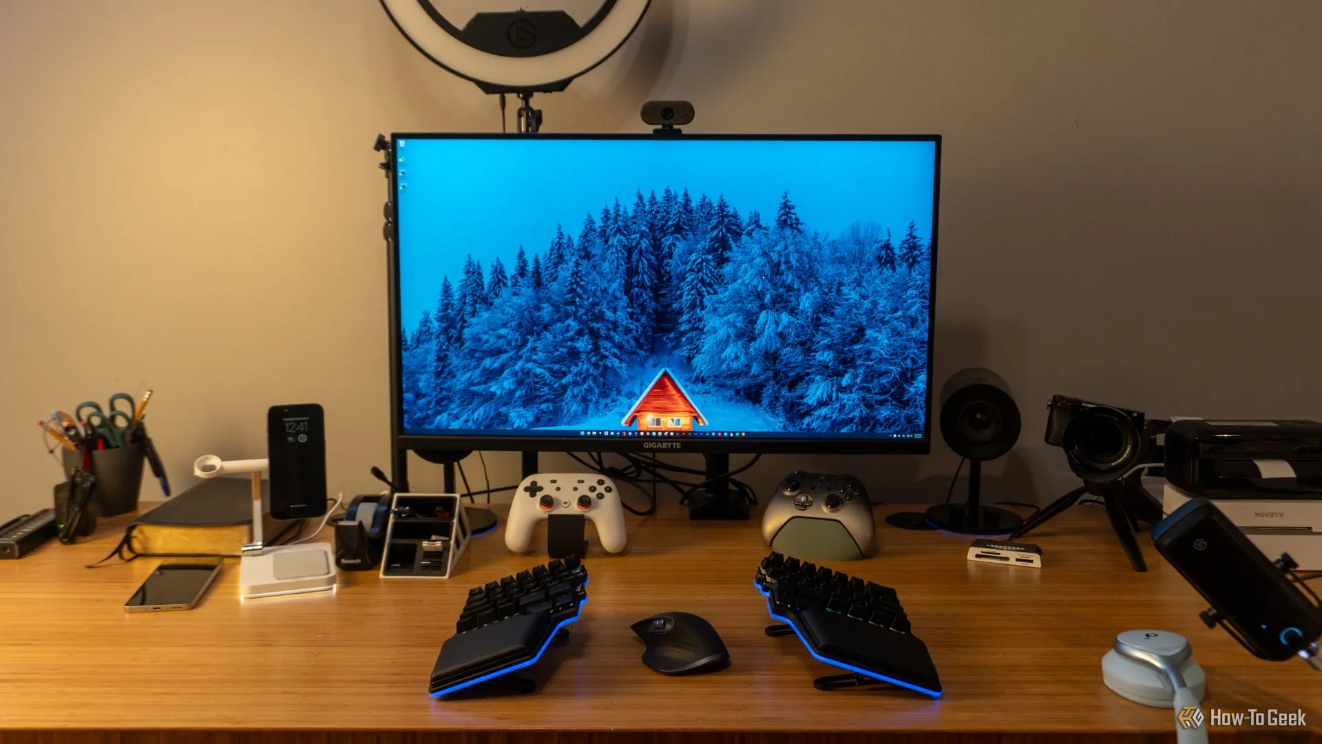 Màn hình GIGABYTE M32U 32 inch 4K trên bàn làm việc, thể hiện giải pháp tối ưu cho làm việc và giải trí.