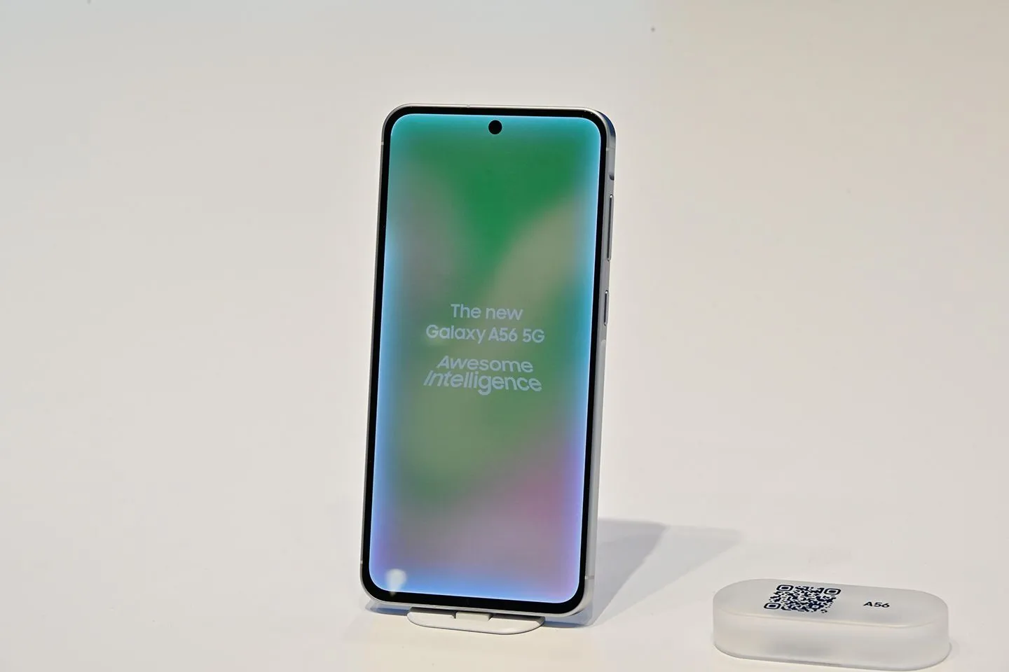 Màn hình hiển thị của điện thoại Samsung Galaxy A56 được đặt trên giá đỡ