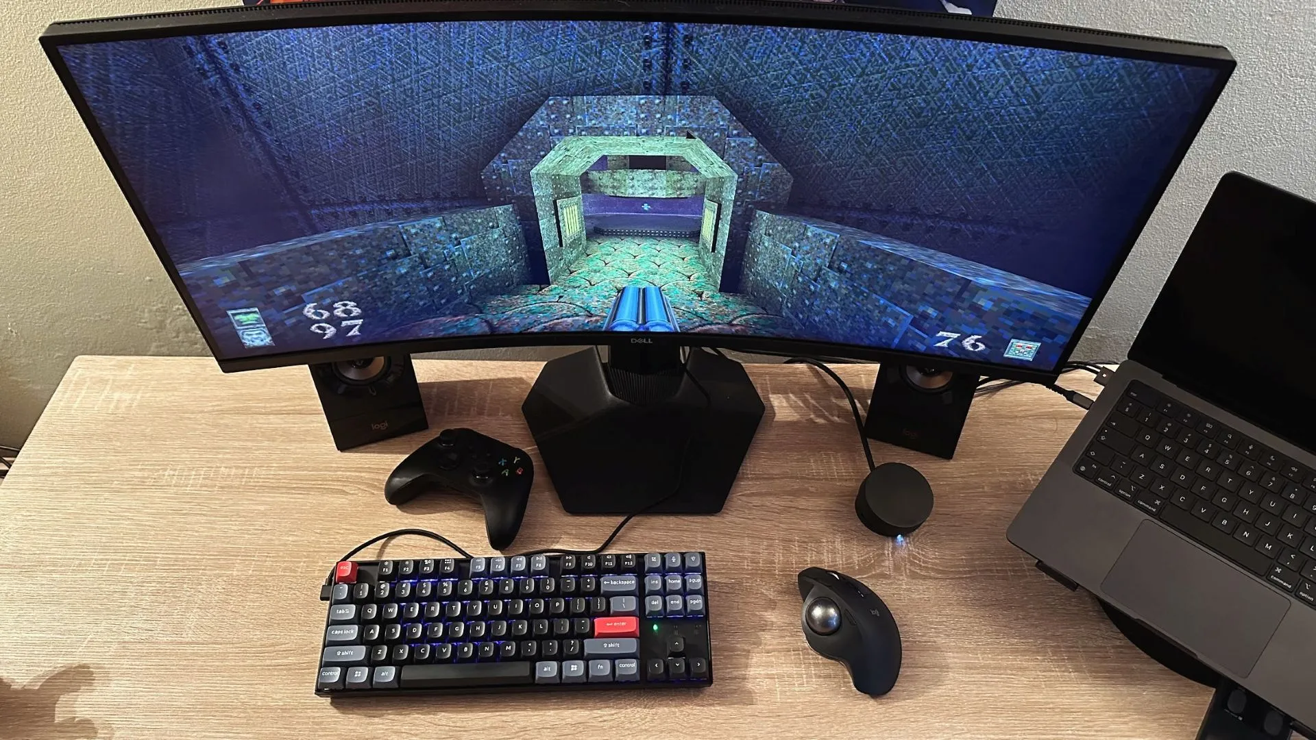 Màn hình hiển thị game Quake trong thiết lập chơi game PC cổ điển