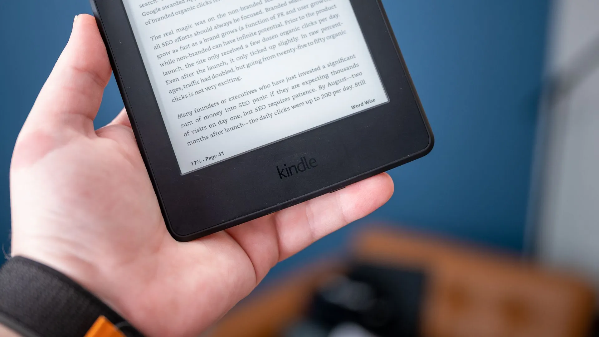 Màn hình Kindle Paperwhite 2015 hiển thị logo và số trang, so sánh với các eReader Android.