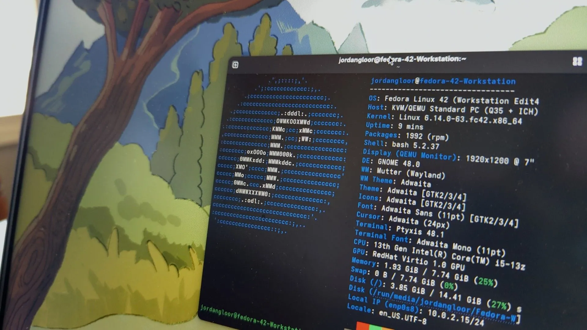 Màn hình máy tính xách tay hiển thị Fedora Linux 42 với cửa sổ terminal đang mở, thể hiện tính năng hiện đại và ổn định.