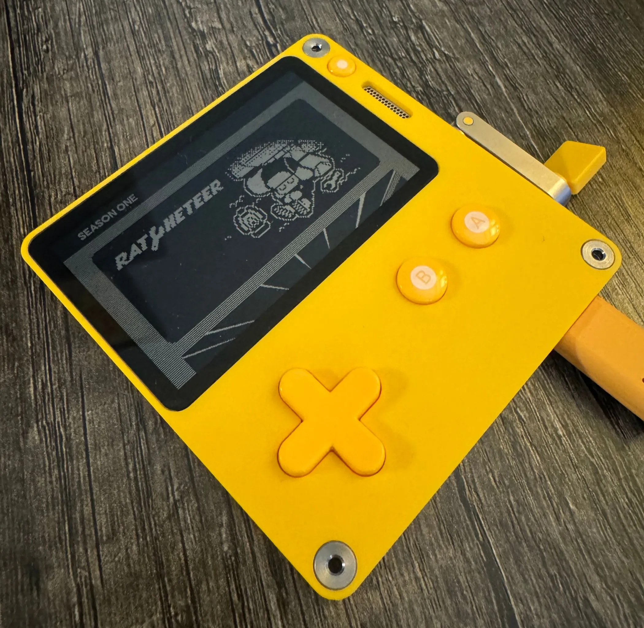 Màn hình menu đơn sắc của máy Playdate, thể hiện giao diện retro
