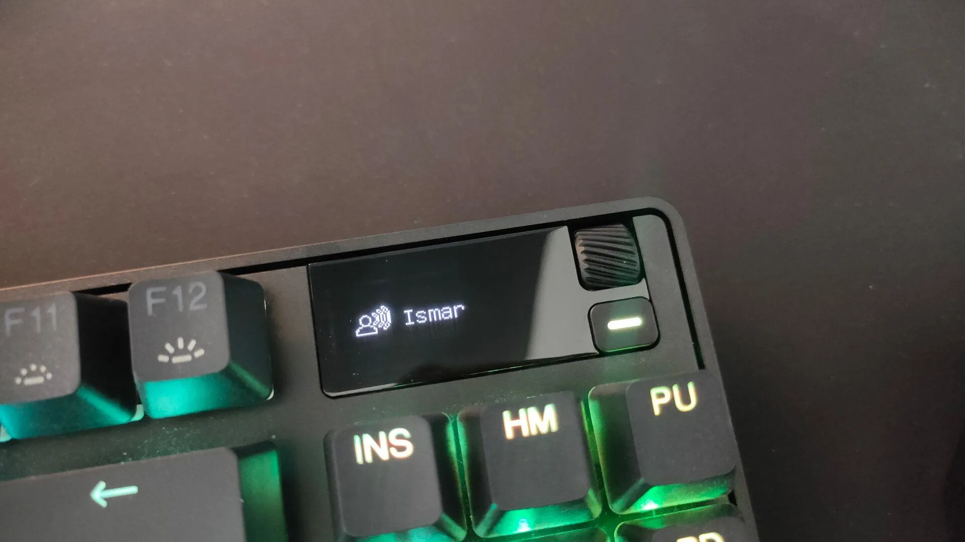Màn hình OLED của SteelSeries Apex Pro TKL hiển thị thông báo Discord