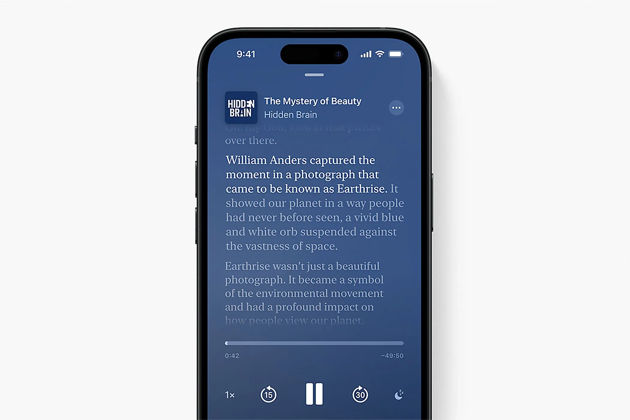 Màn hình ứng dụng Apple Podcasts hiển thị tính năng tự động chuyển đổi giọng nói thành văn bản cho một tập podcast.