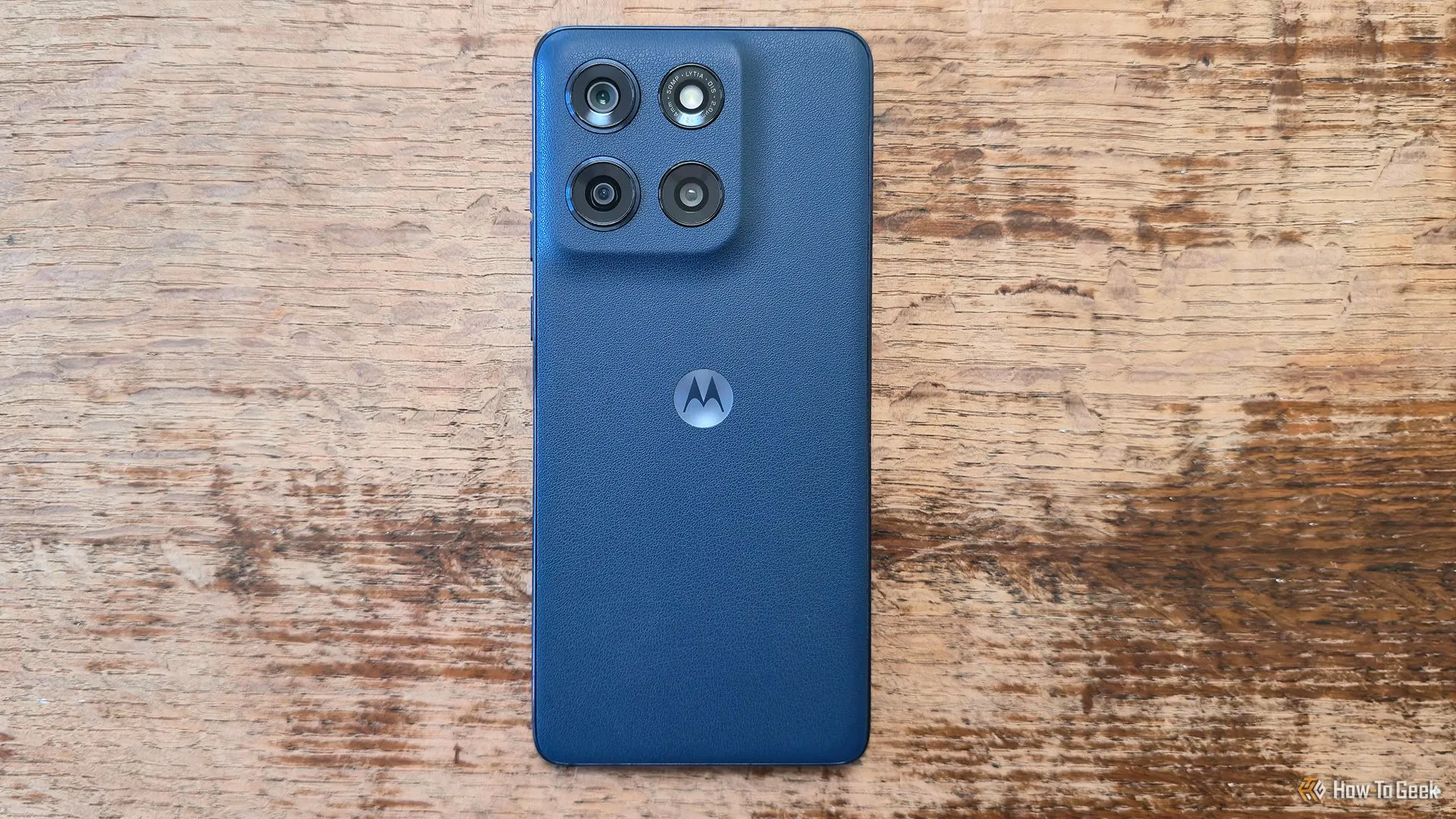Mặt lưng điện thoại Motorola Moto G Stylus (2025) với lớp hoàn thiện giả da màu xanh đậm, cụm camera kép và logo Motorola tinh tế.