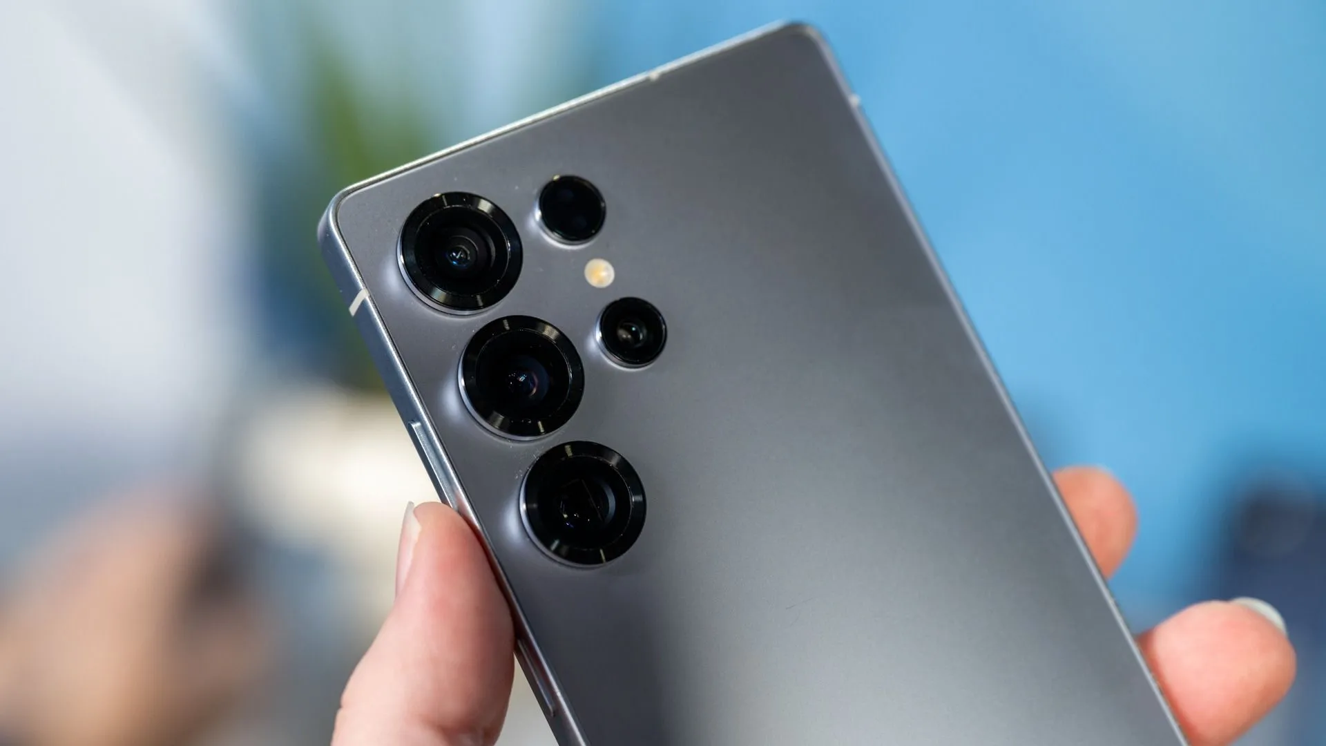 Mặt lưng và cụm camera sau của Samsung Galaxy S25 Ultra với ba ống kính chính và một ống kính tele.