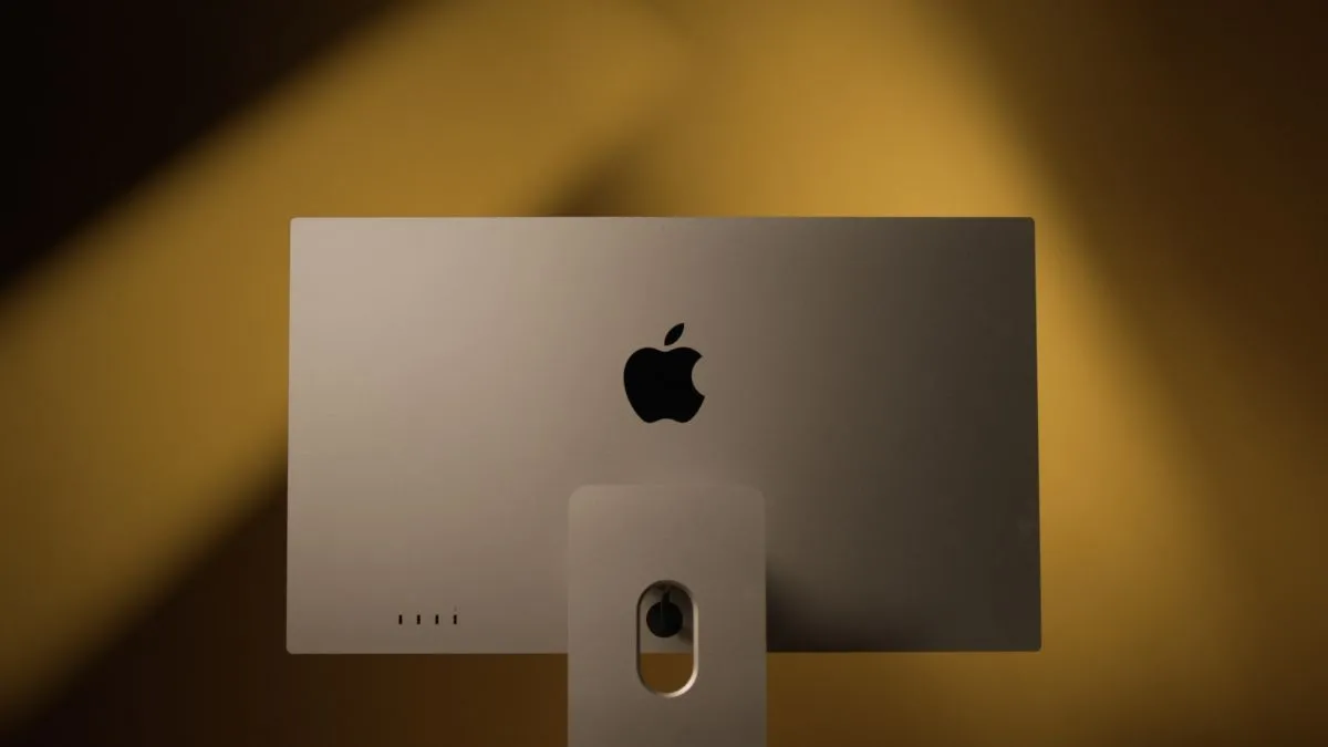 Mặt sau của màn hình Apple Studio Display với chân đế, minh họa thiết kế cao cấp và tiêu chuẩn Retina của Apple.