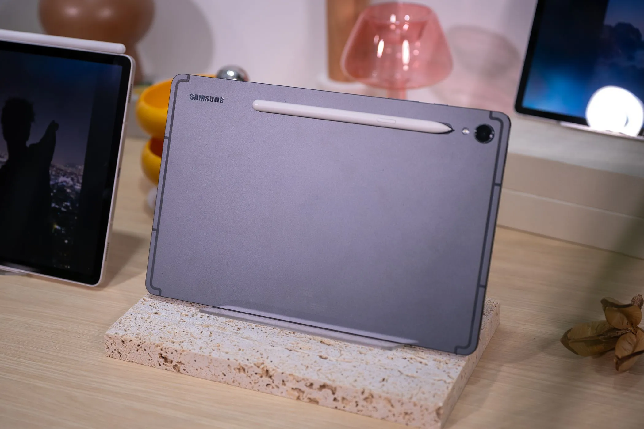 Mặt sau của máy tính bảng Samsung Galaxy Tab S9, đại diện cho phân khúc Android
