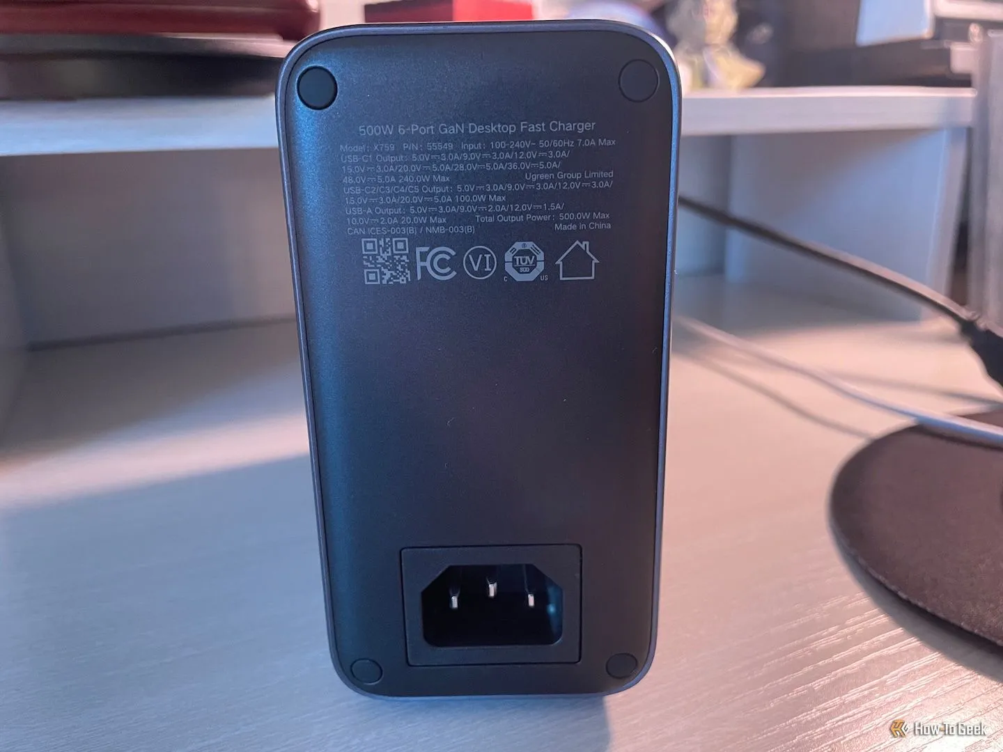 Mặt sau của sạc bàn Ugreen Nexode 500W, minh họa thiết kế nhỏ gọn của sạc GaN