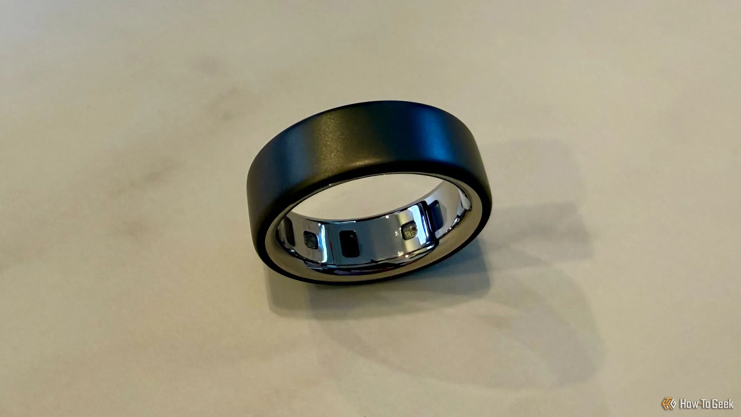 Mặt trong của nhẫn Oura Ring 4 với các cảm biến quang học và nhiệt độ, đóng vai trò cốt lõi trong việc theo dõi sức khỏe.