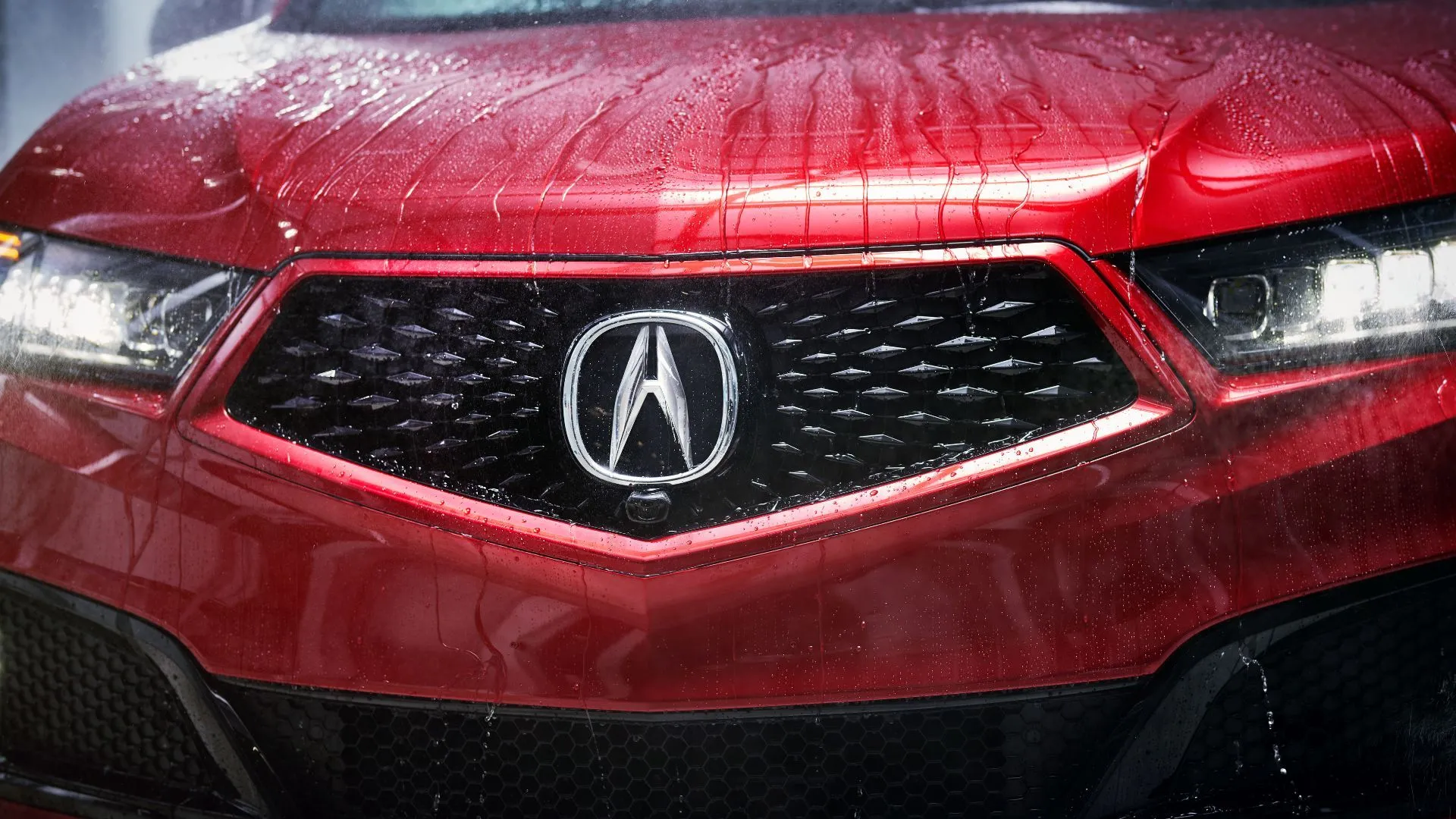 Mẫu SUV Acura MDX màu đỏ trên đường