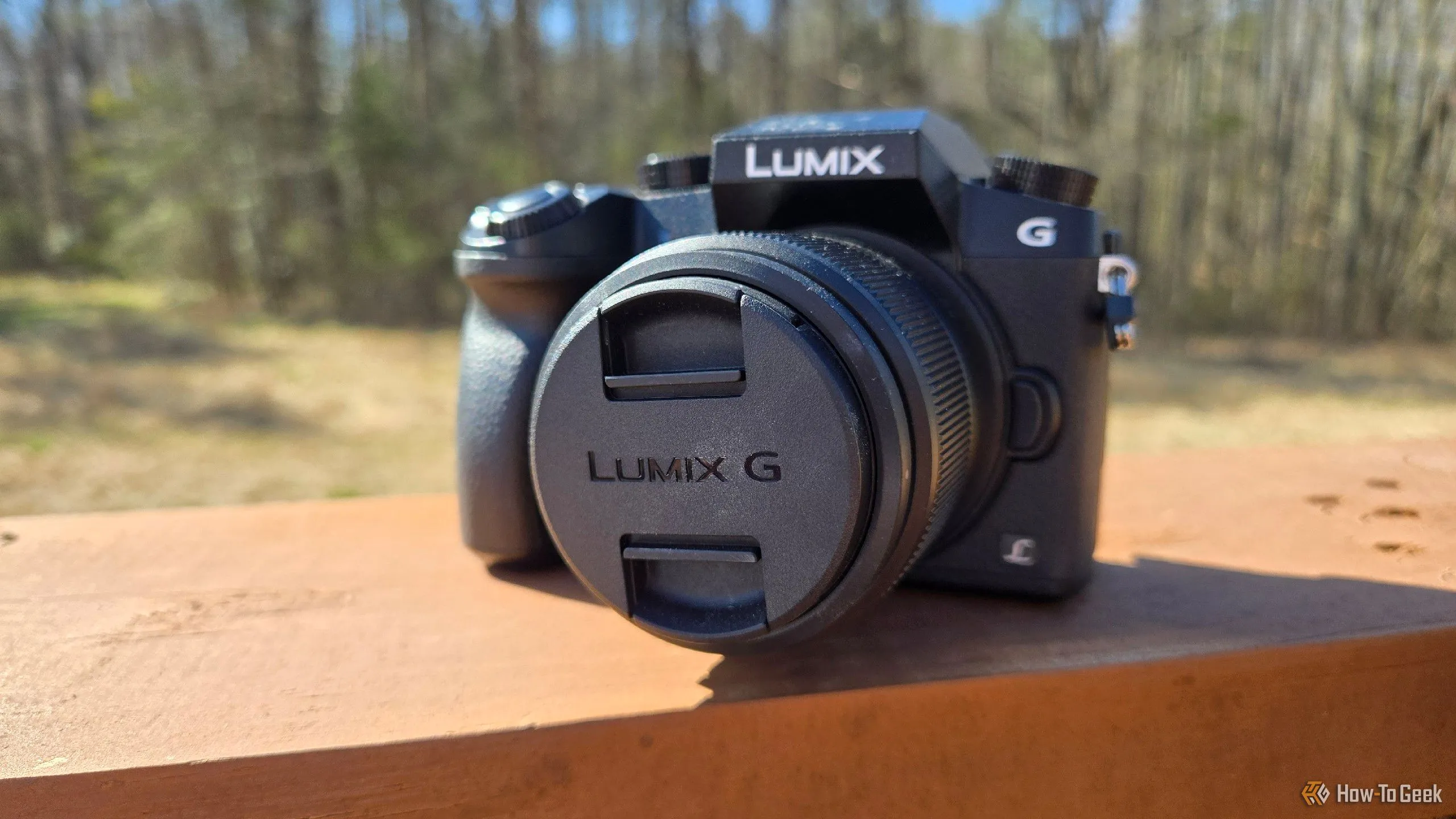 Máy ảnh Panasonic Lumix G7 đặt trên lan can của một boong tàu
