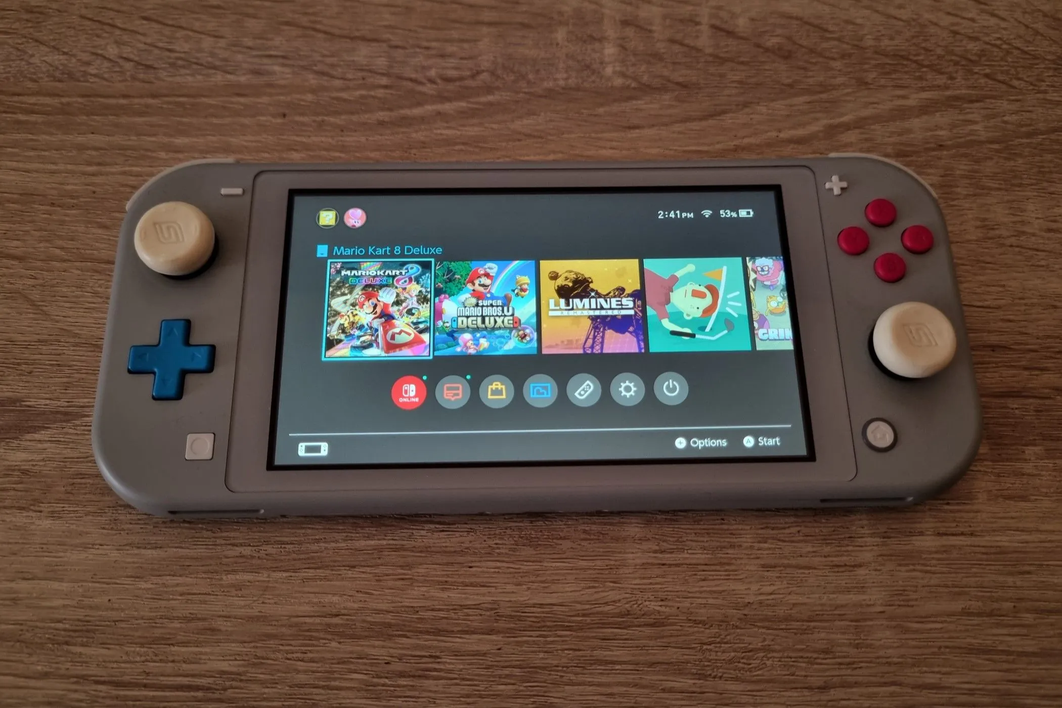 Máy chơi game cầm tay Nintendo Switch Lite màu xanh lá cây, một lựa chọn giải trí tiết kiệm