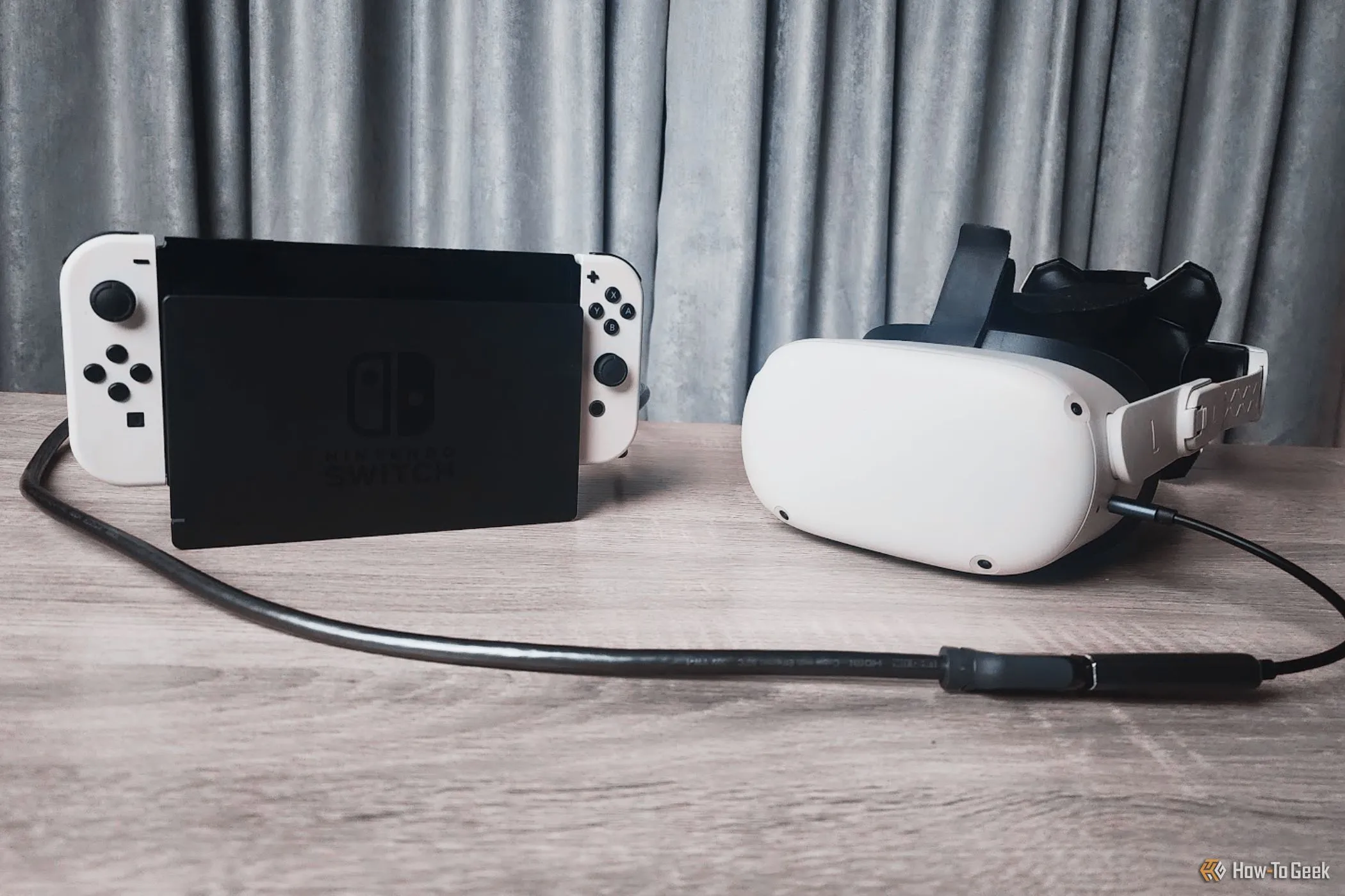 Máy chơi game Nintendo Switch OLED cạnh kính thực tế ảo Meta Quest 2, minh họa sự so sánh về vấn đề shovelware trên các nền tảng game.