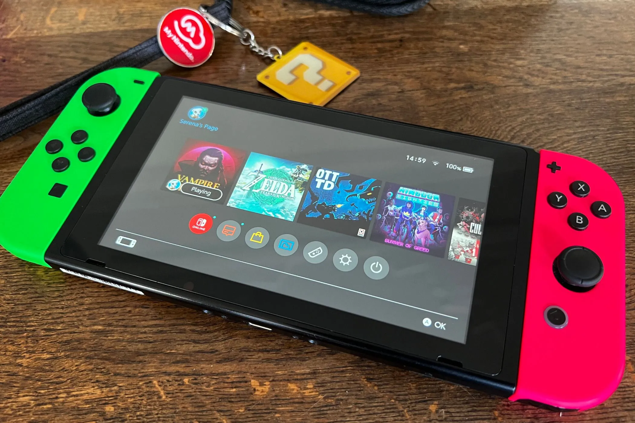 Máy chơi game Nintendo Switch với tay cầm Joy-Con màu xanh và hồng, biểu tượng cho việc giá game Switch vẫn giữ mức cao