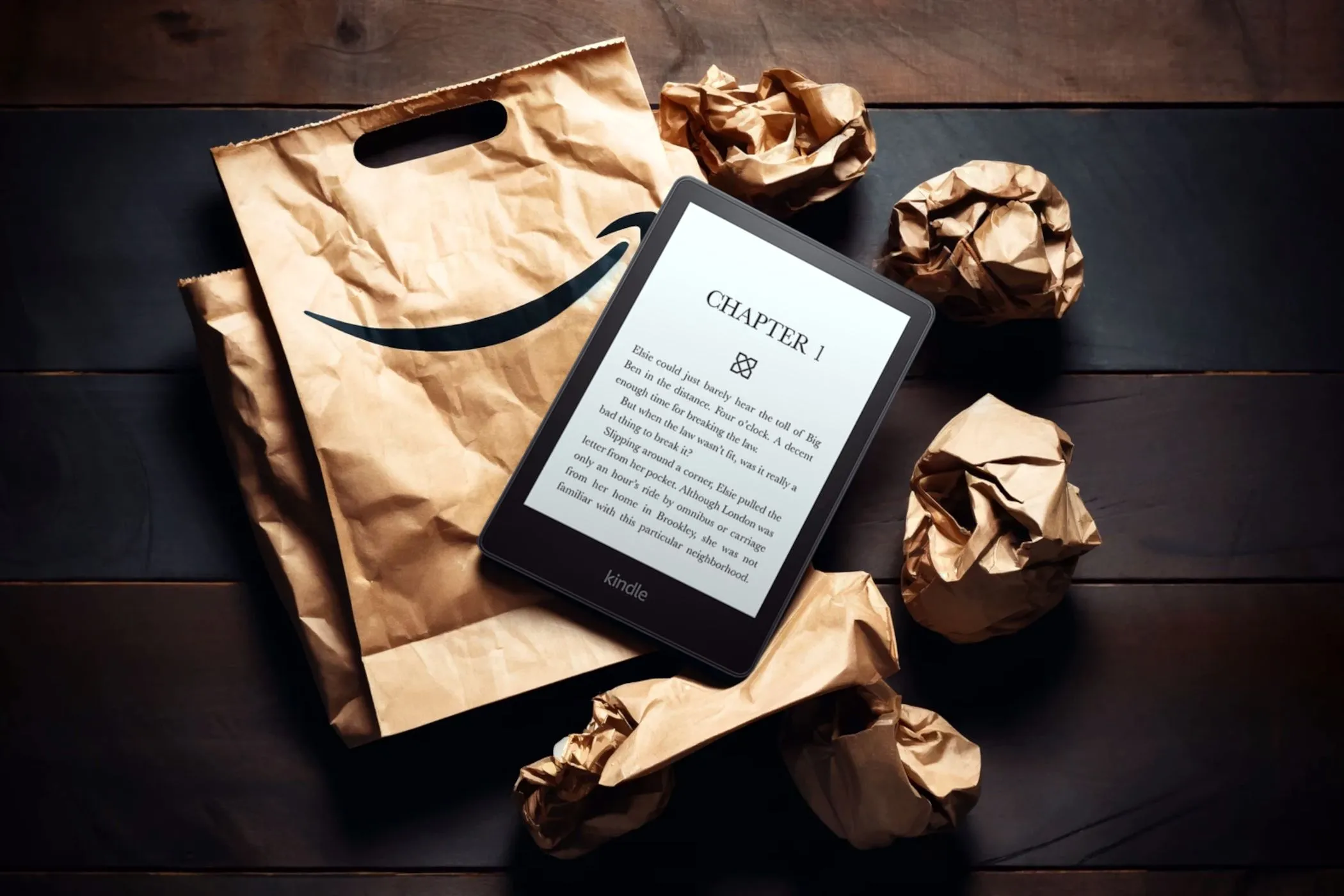 Máy đọc sách Kindle Paperwhite đặt trên túi mua sắm Amazon