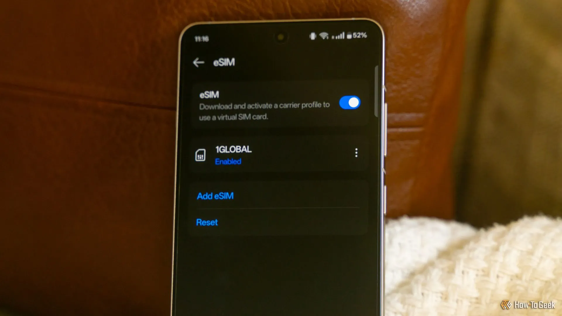 Menu cài đặt eSIM trên điện thoại Android, cho thấy Saily eSIM đã được bật và sẵn sàng sử dụng.