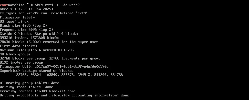 Môi trường cài đặt Arch Linux với đầu ra của lệnh mkfs.ext4