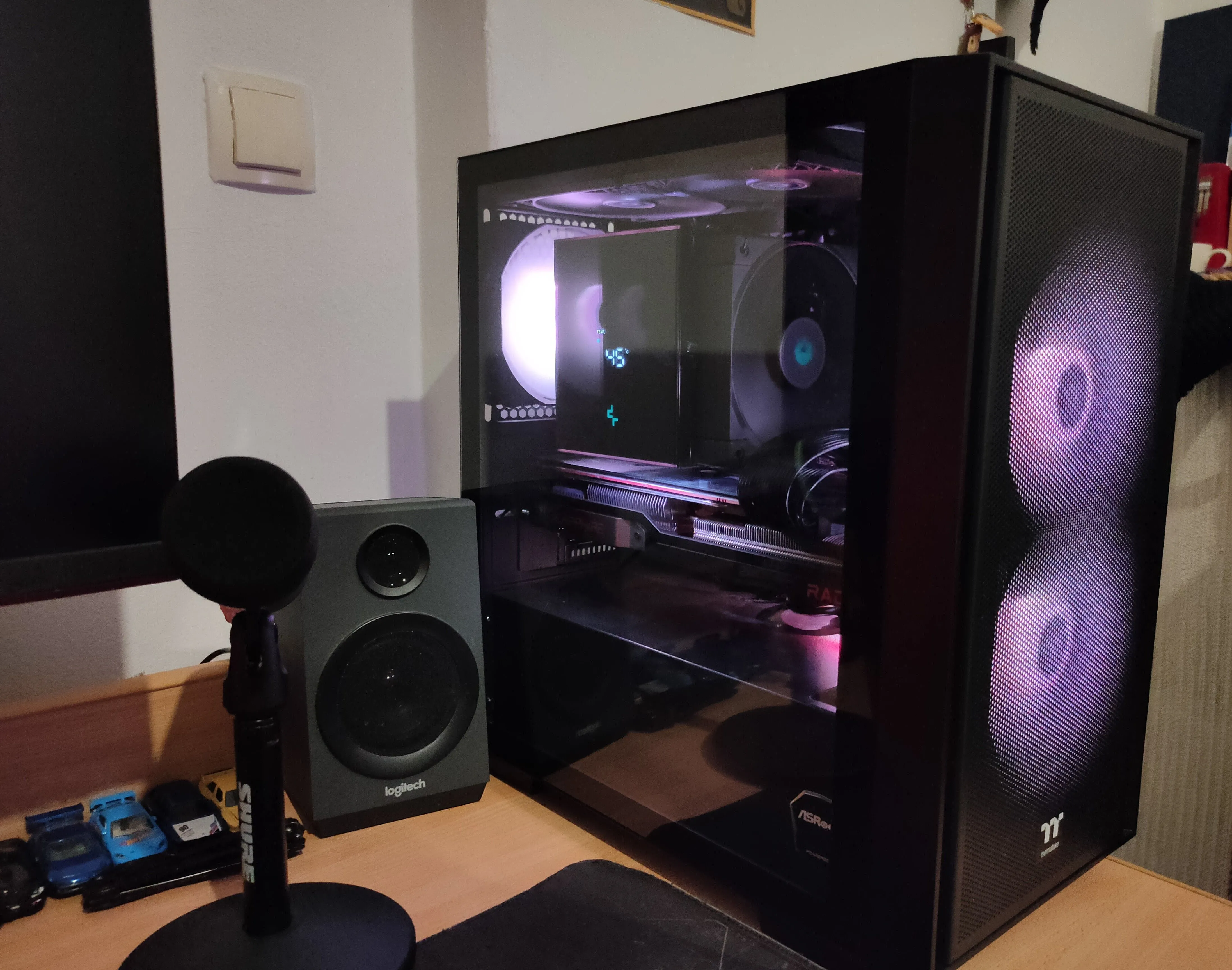 Một chiếc PC gaming đã hoàn thành trên bàn làm việc