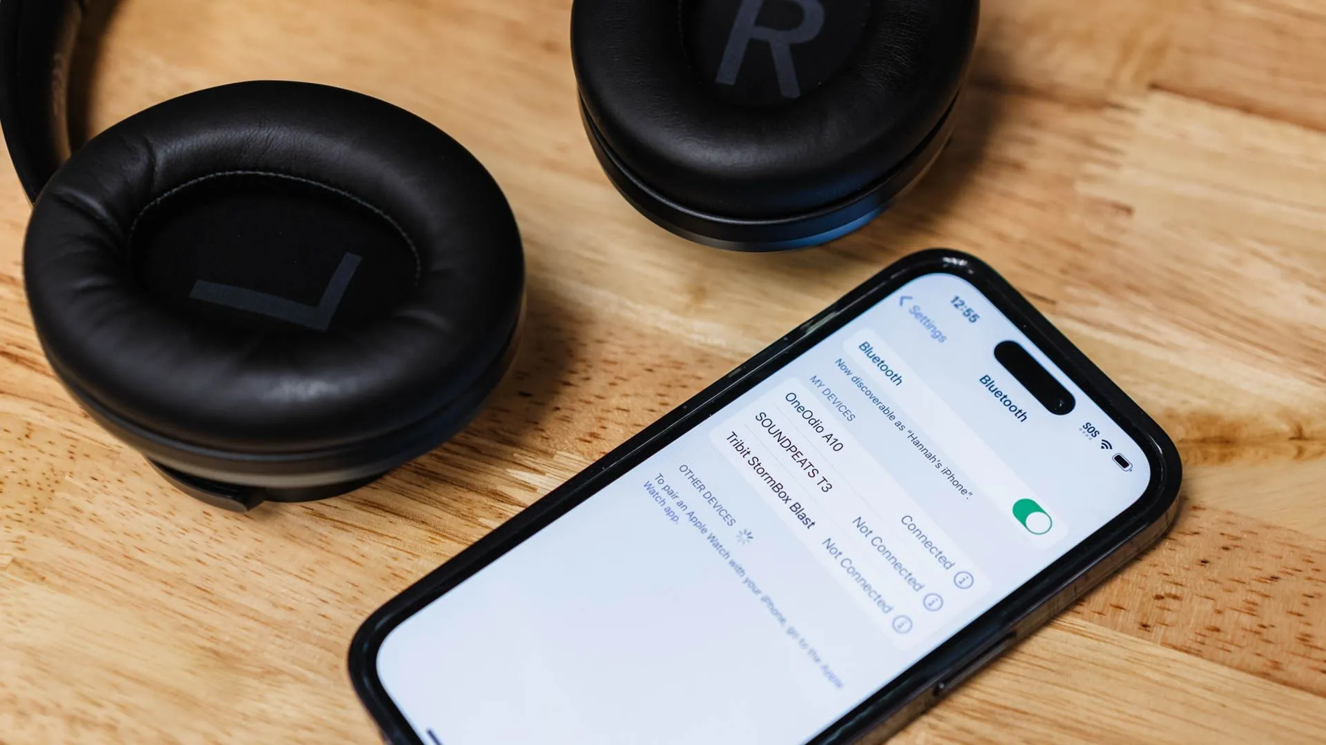 Một chiếc tai nghe chống ồn chủ động lai OneOdio A10 màu đen, đang kết nối Bluetooth, sẵn sàng cho trải nghiệm âm thanh không dây chất lượng cao.